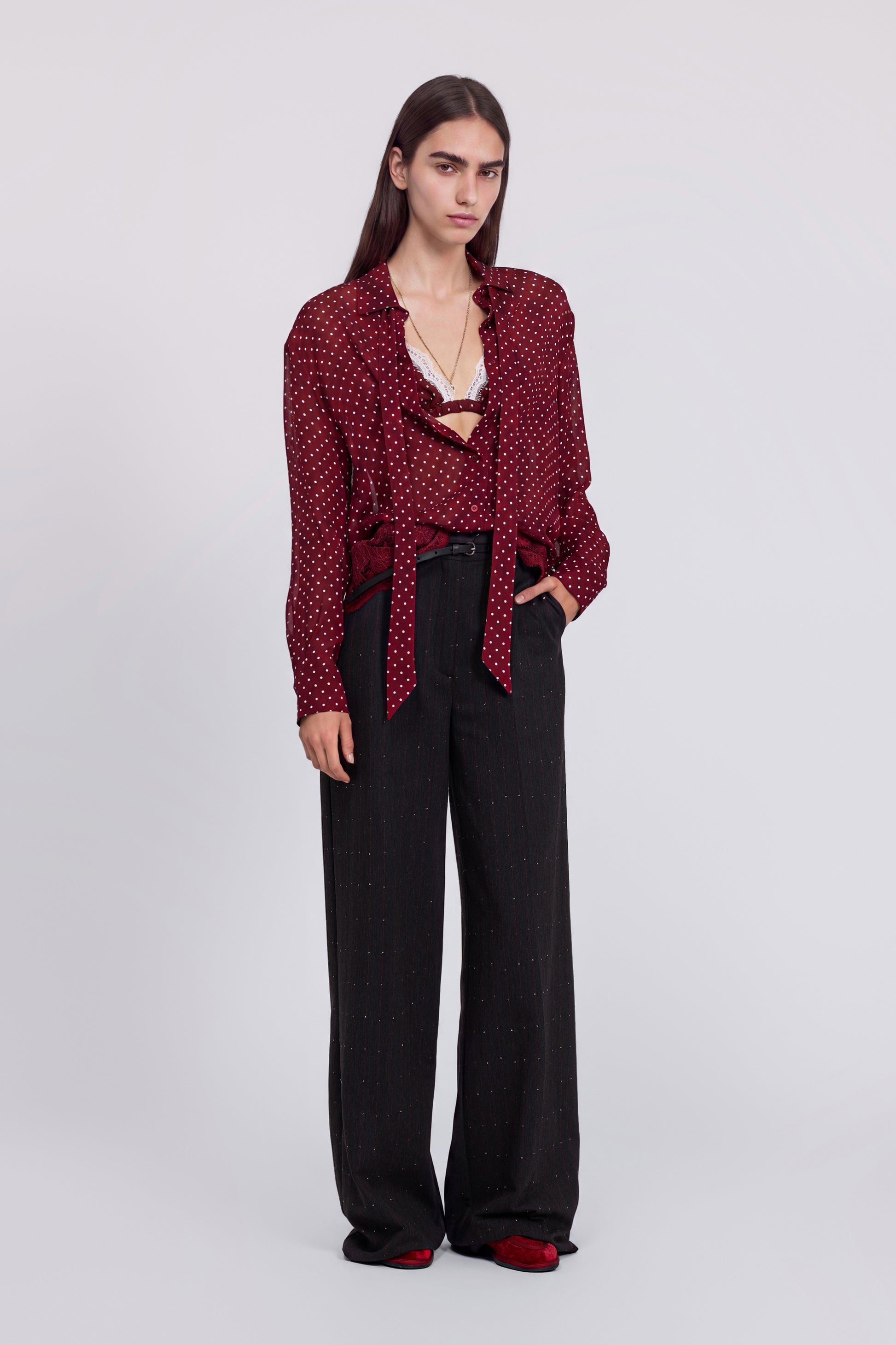 CHEMISE EN CREPE DE GEORGETTE À POIS AVEC RUBAN ET DENTELLE BRODÉE