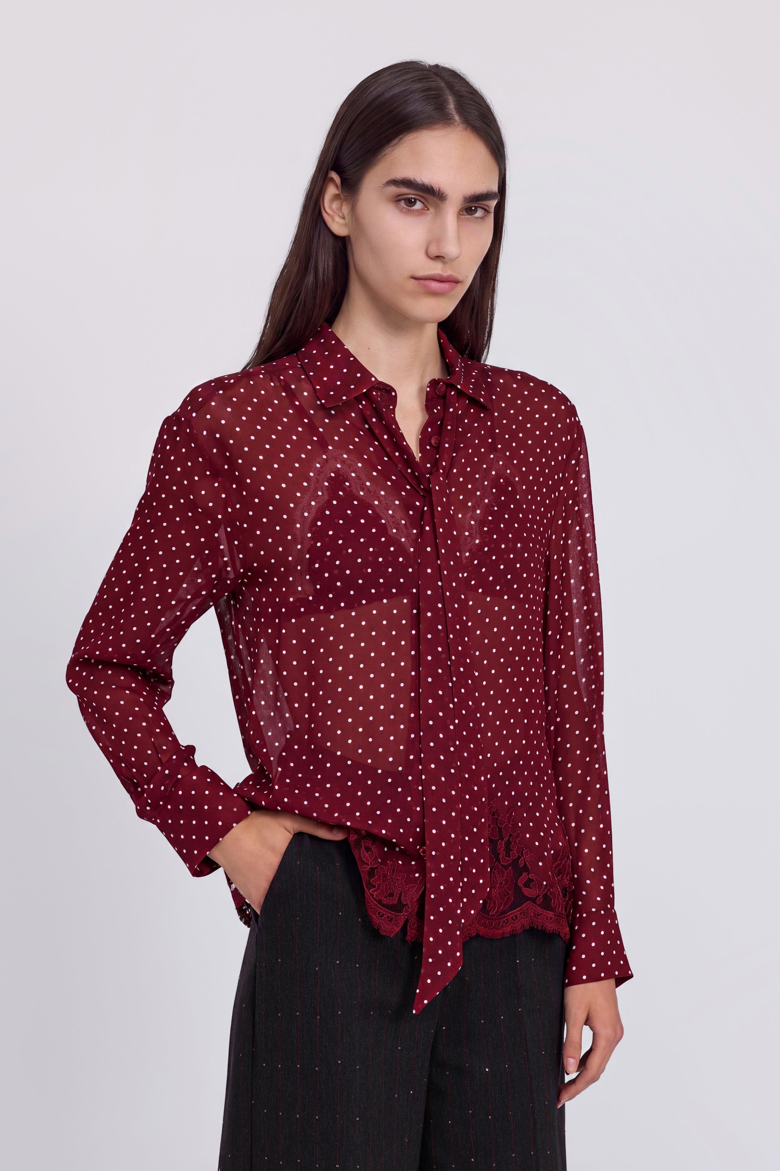 CHEMISE EN CREPE DE GEORGETTE À POIS AVEC RUBAN ET DENTELLE BRODÉE