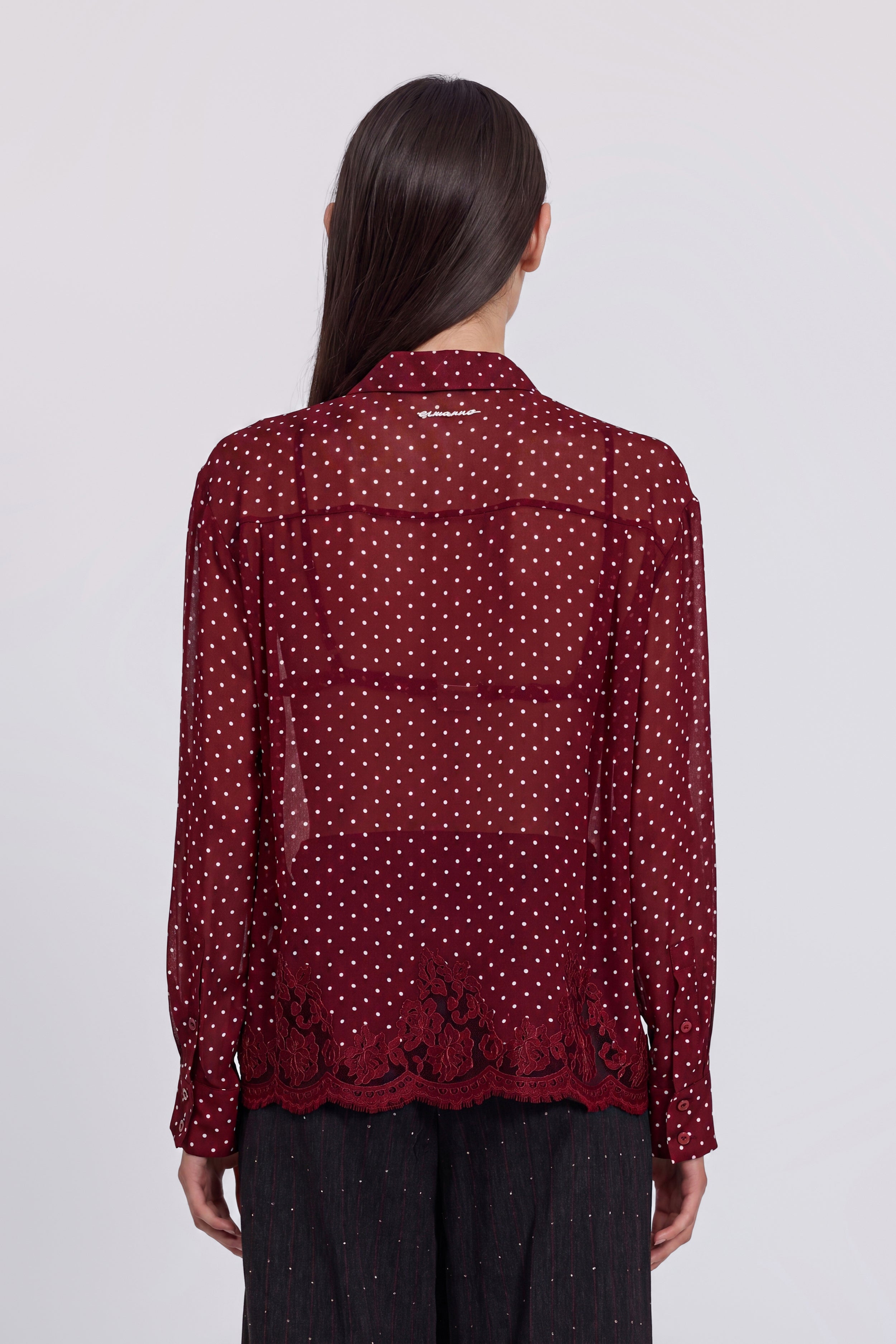 CHEMISE EN CREPE DE GEORGETTE À POIS AVEC RUBAN ET DENTELLE BRODÉE