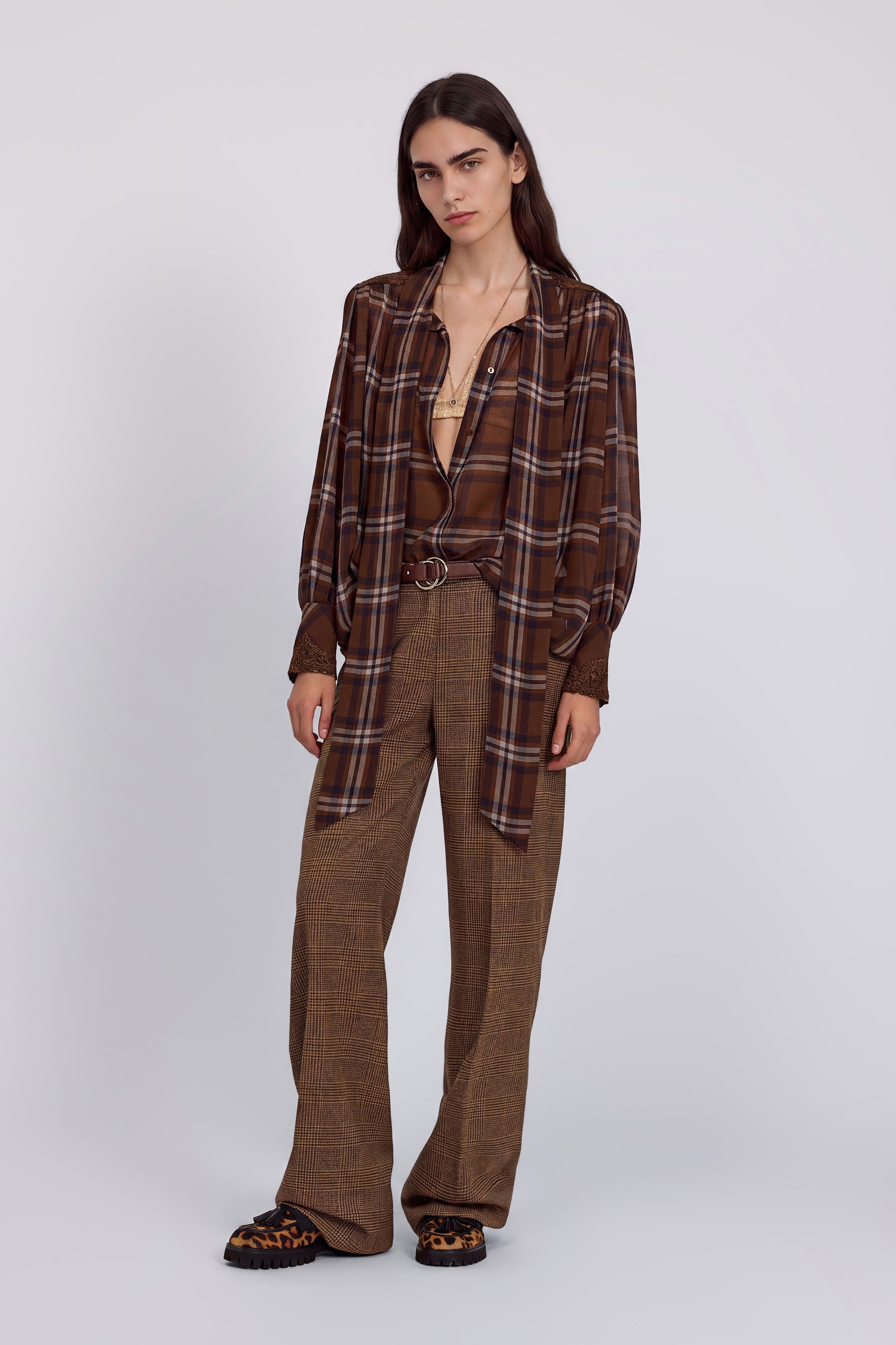 CHEMISE EN GEORGETTE À CARREAUX TARTAN AVEC RUBAN ET DĖTAILS EN DENTELLE AUX ÉPAULES