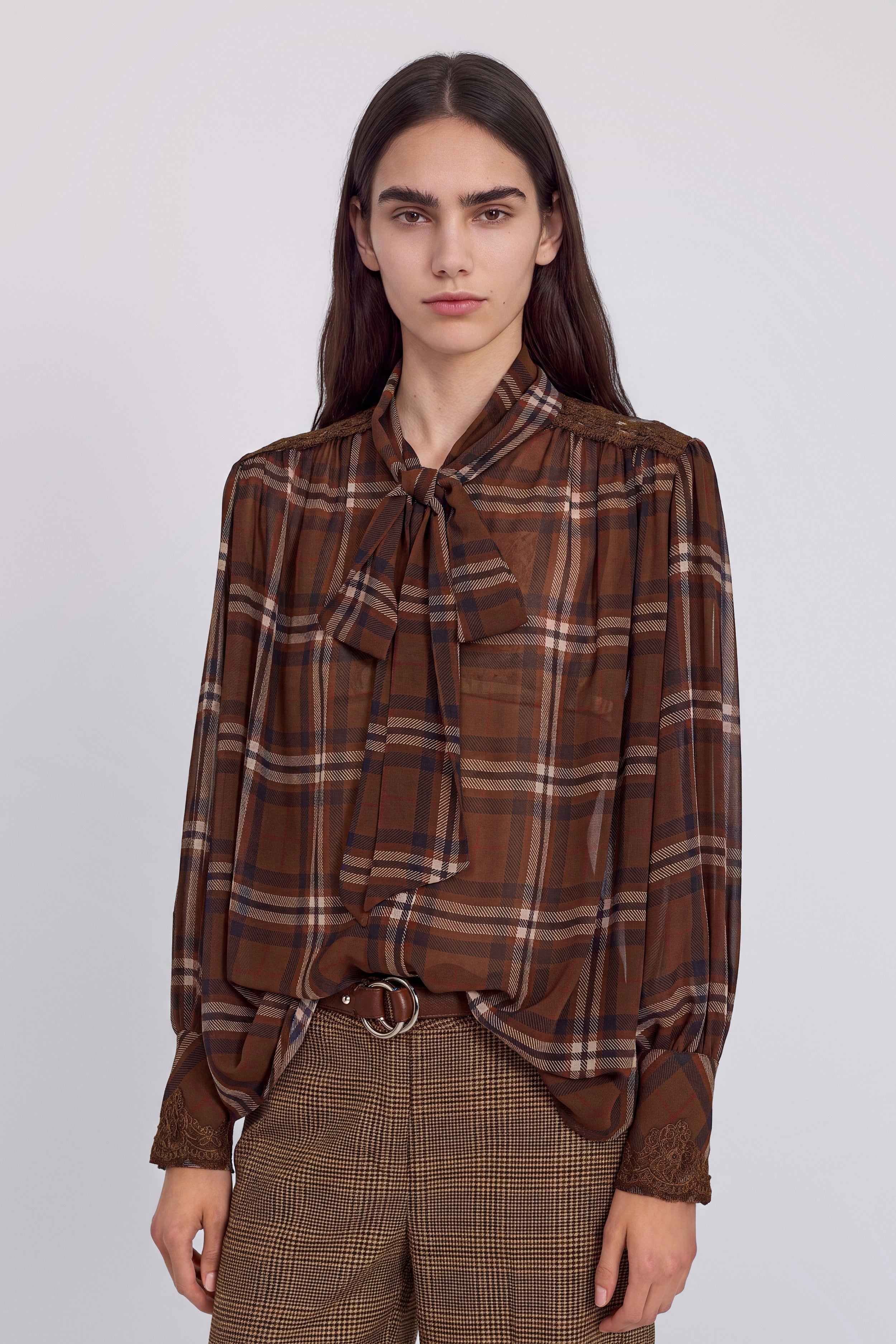 CHEMISE EN GEORGETTE À CARREAUX TARTAN AVEC RUBAN ET DĖTAILS EN DENTELLE AUX ÉPAULES