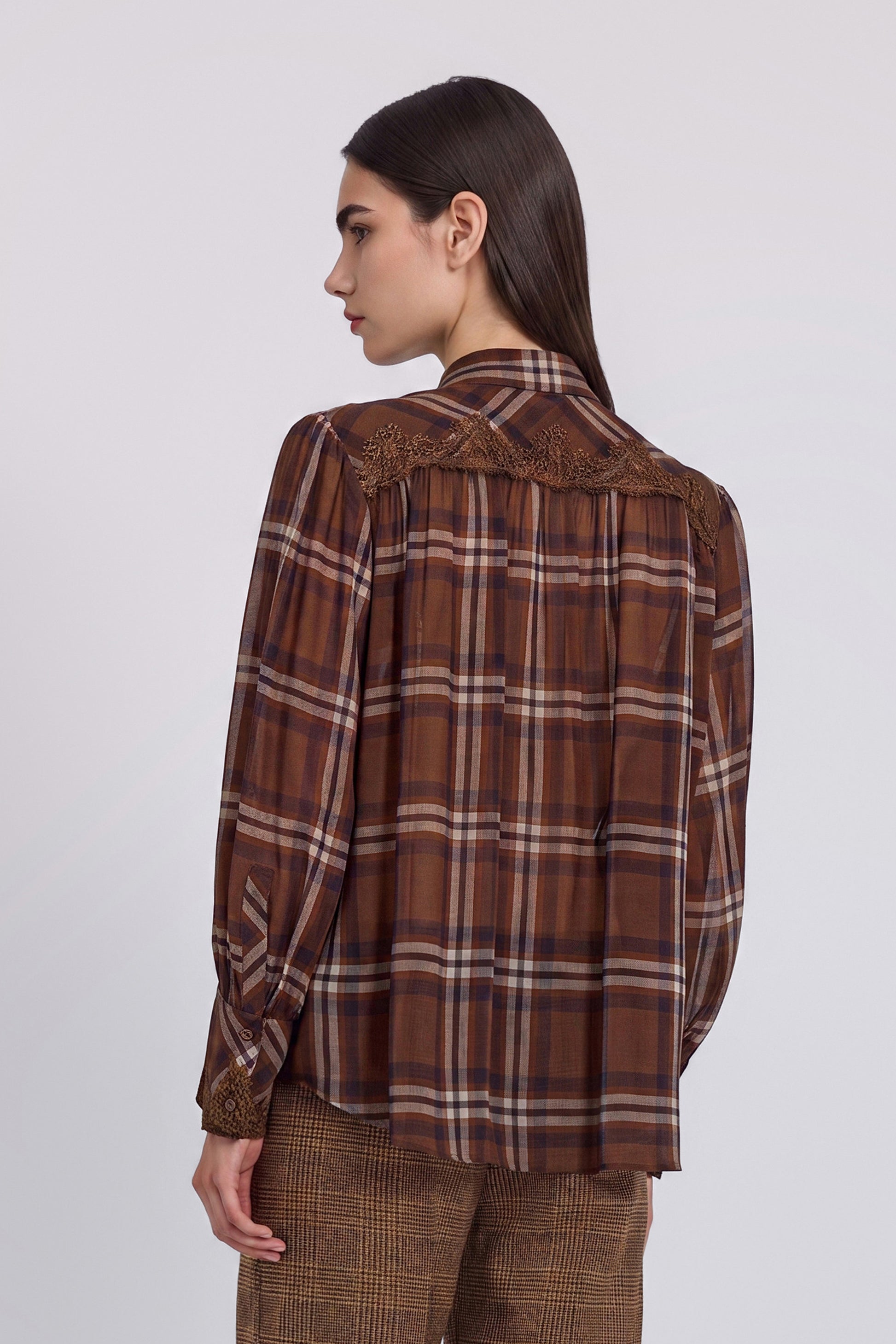 CHEMISE EN GEORGETTE À CARREAUX TARTAN AVEC RUBAN ET DĖTAILS EN DENTELLE AUX ÉPAULES
