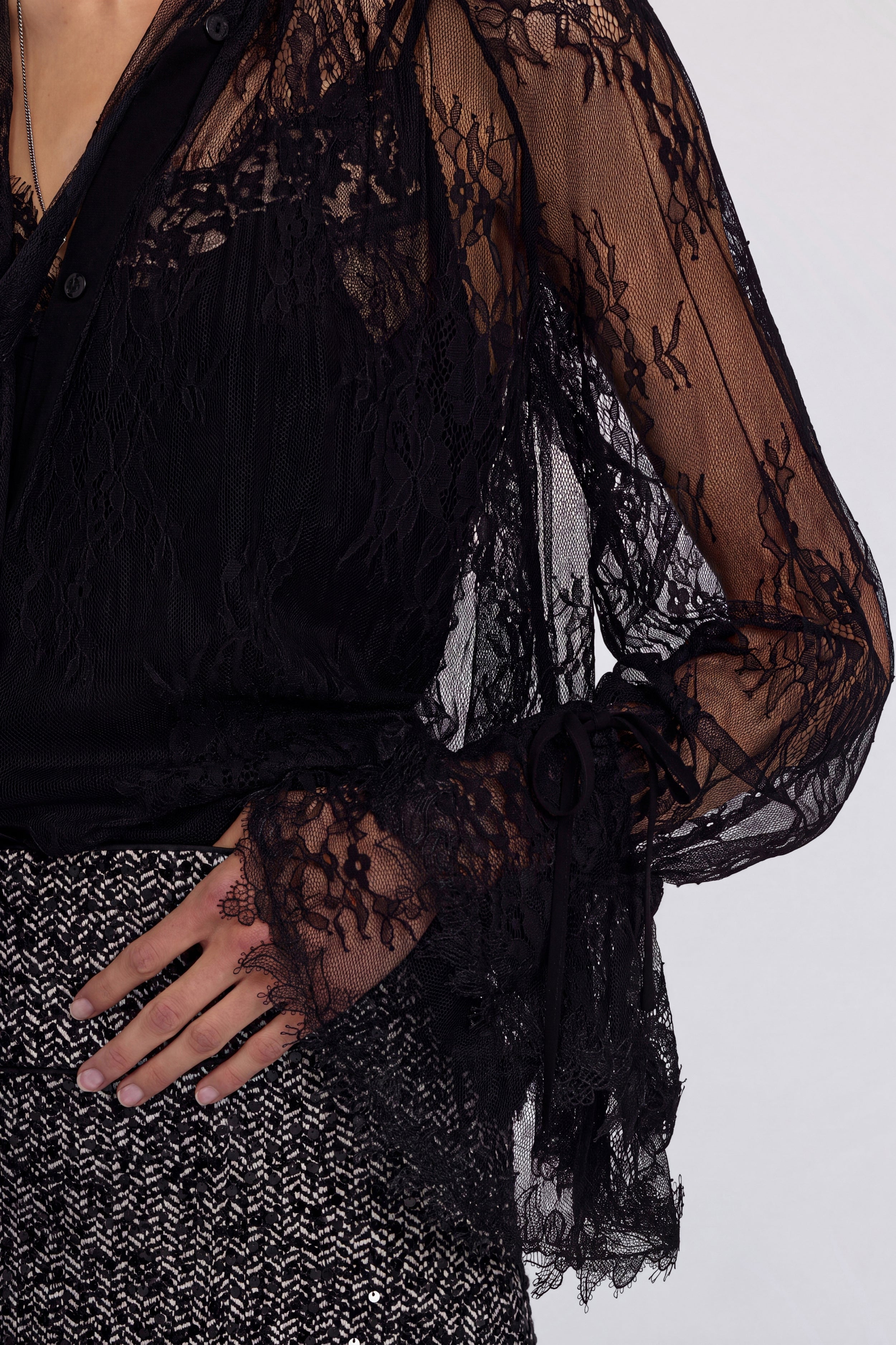 BLUSA IN PIZZO CON FIOCCO E VOLANTS