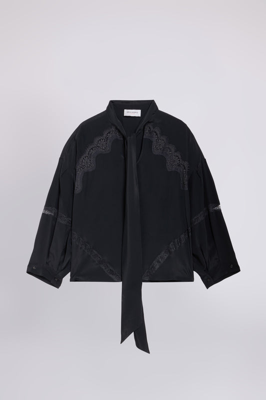 BLOUSE AVEC RUBAN ET DĖTAILS EN DENTELLE