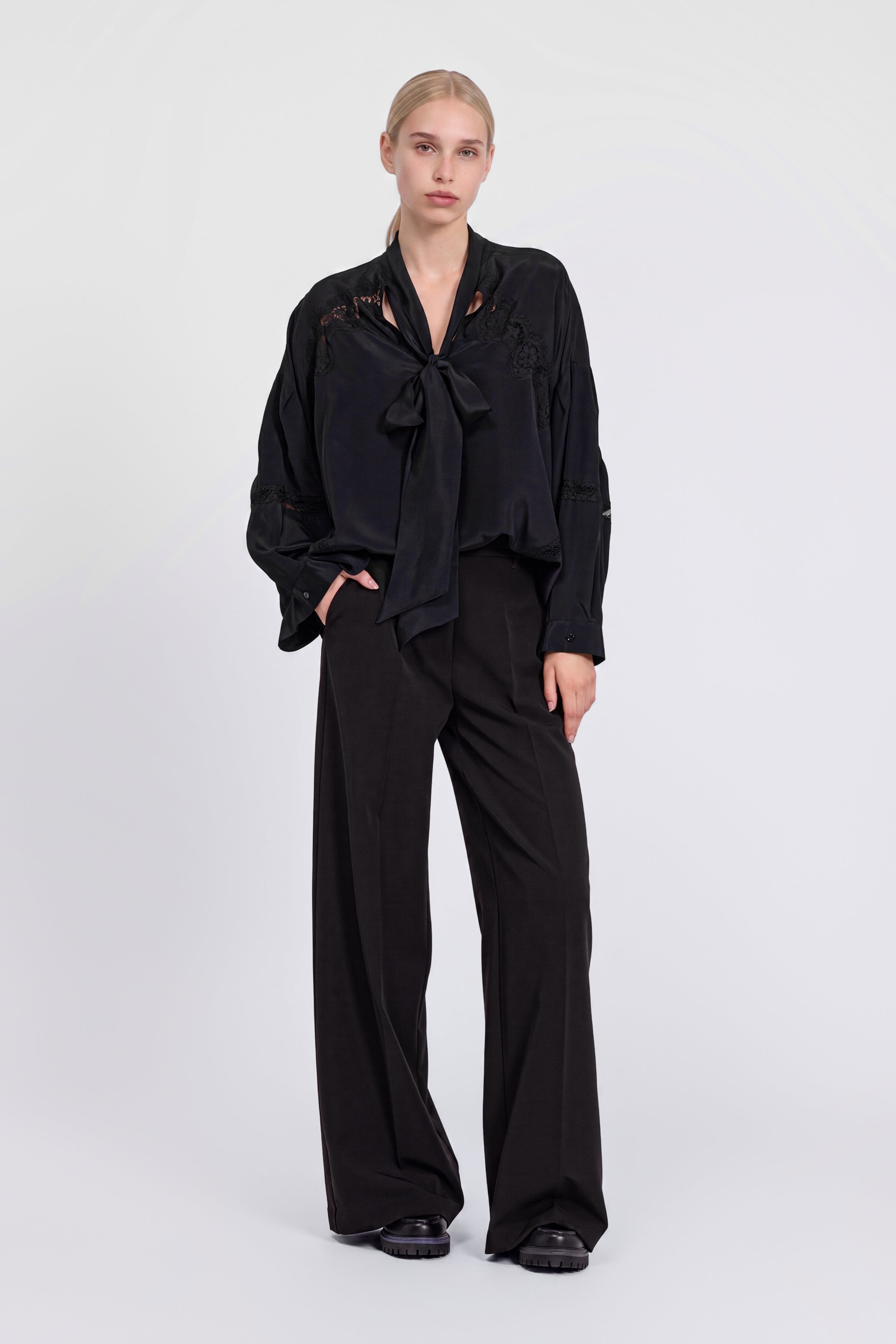 BLOUSE AVEC RUBAN ET DĖTAILS EN DENTELLE