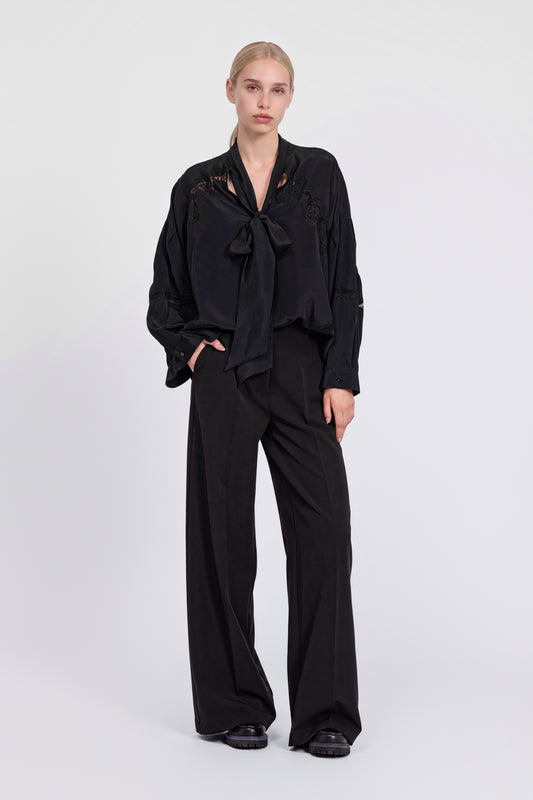 BLOUSE AVEC RUBAN ET DĖTAILS EN DENTELLE