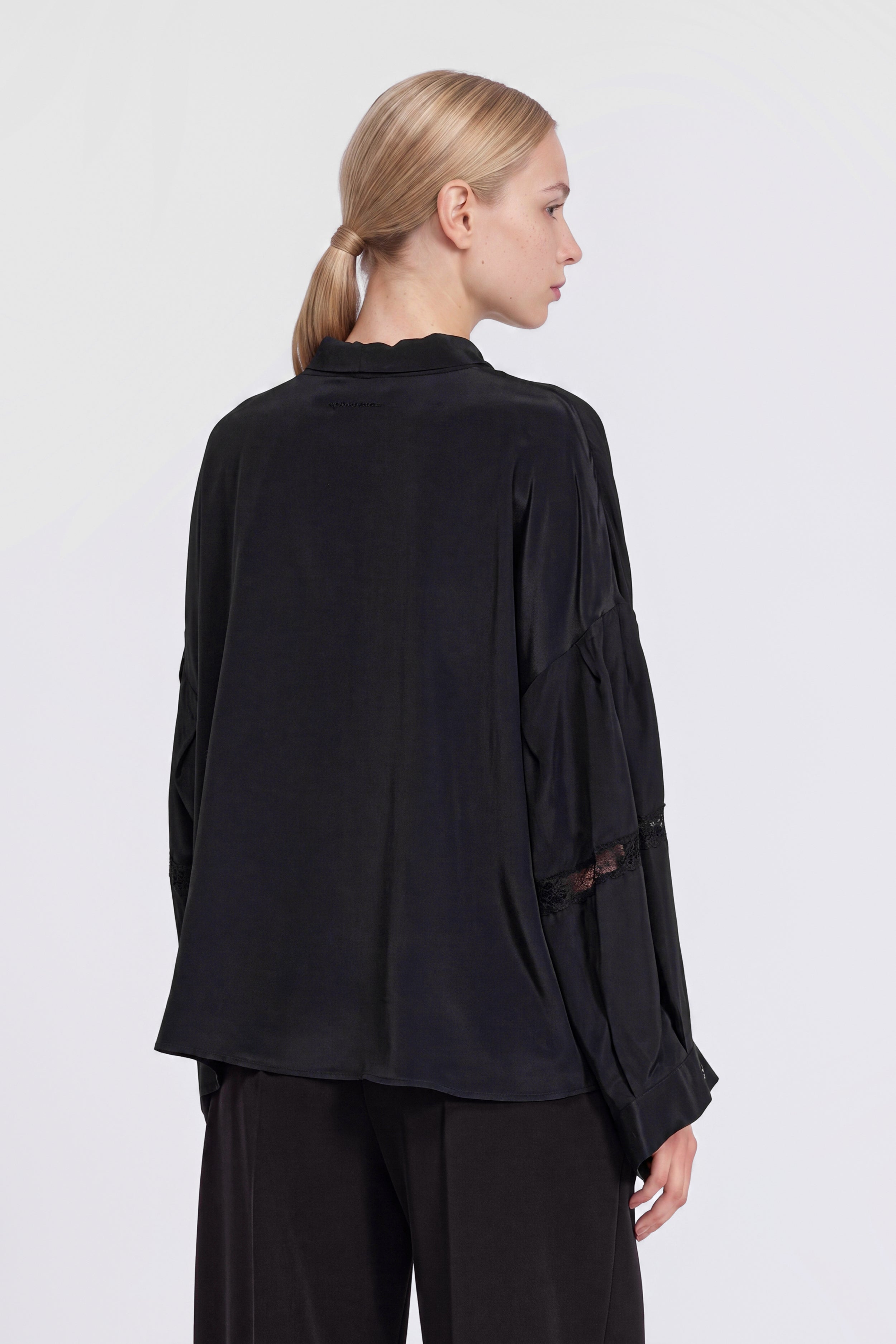 BLOUSE AVEC RUBAN ET DĖTAILS EN DENTELLE