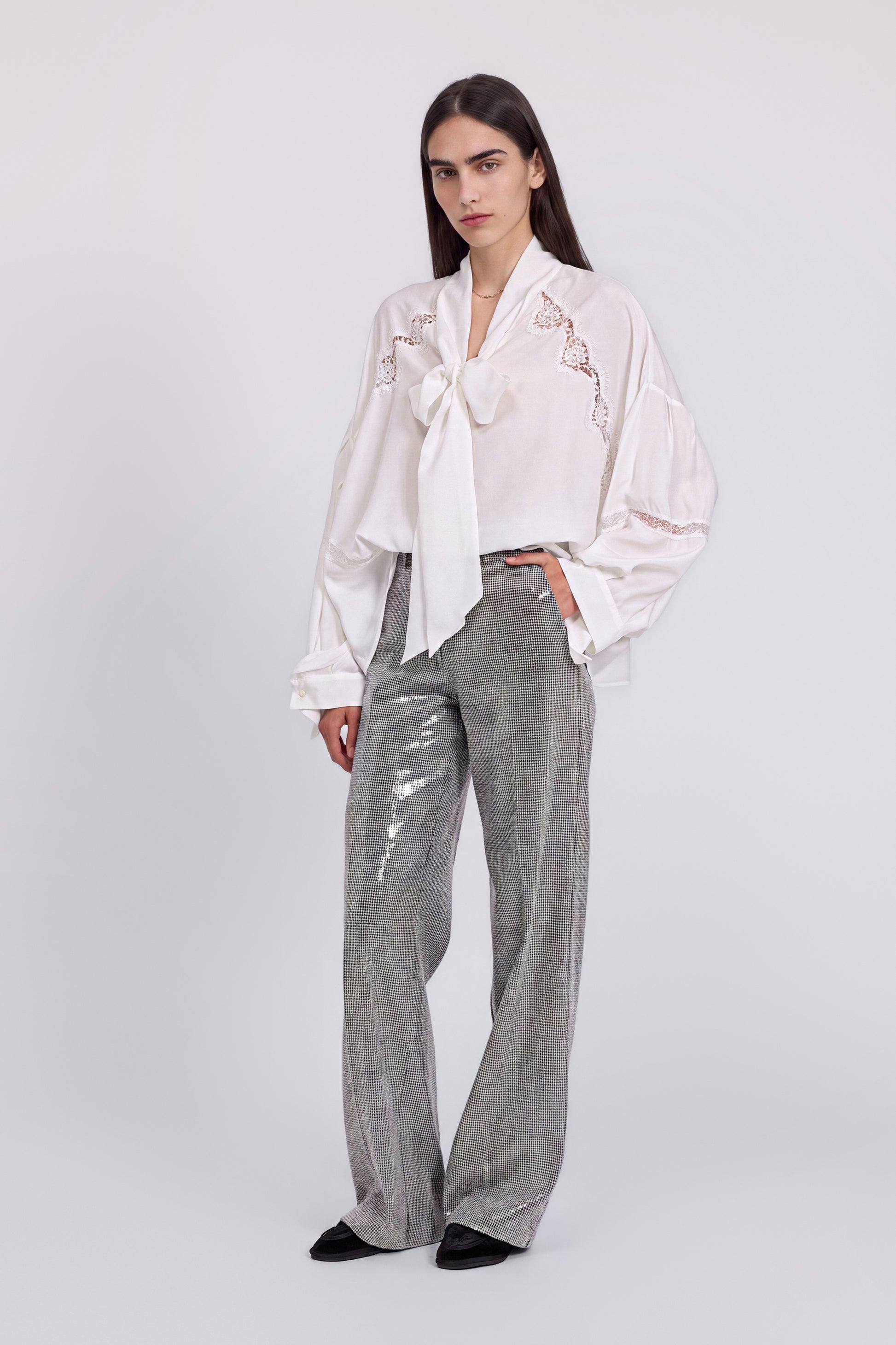 BLUSA AMPIA CON FIOCCO E INSERTI IN PIZZO