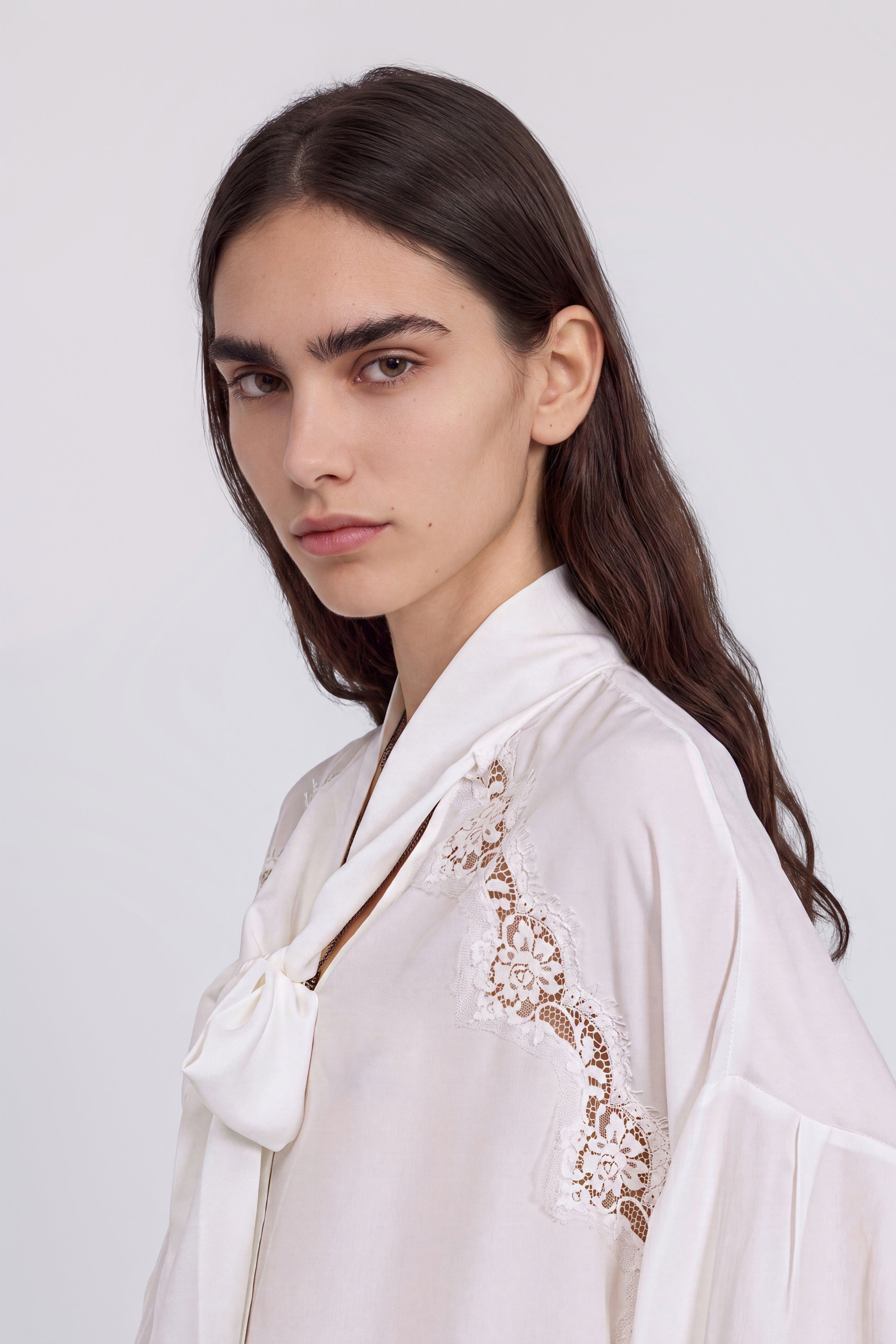 BLUSA AMPIA CON FIOCCO E INSERTI IN PIZZO