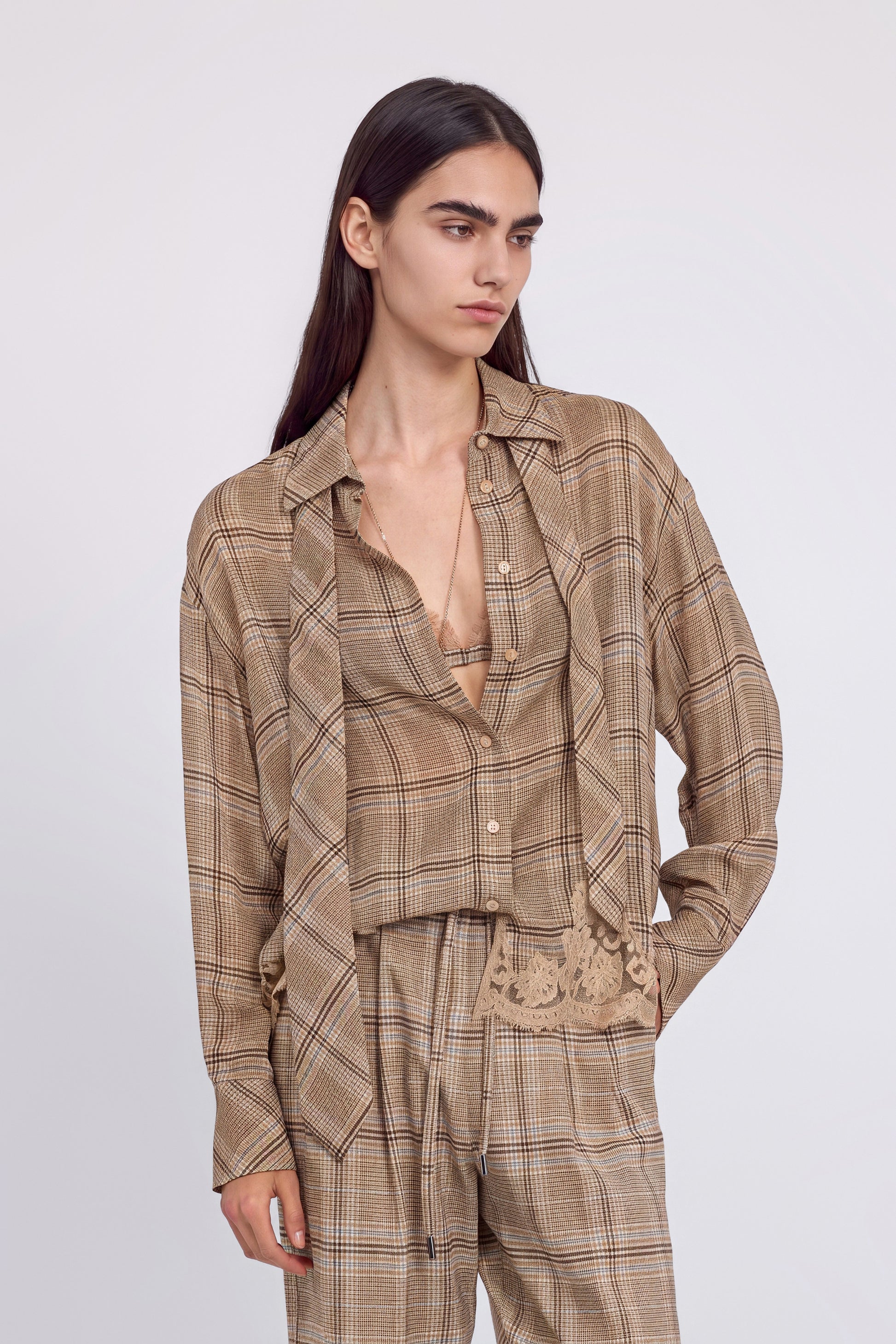 CHEMISE EN GEORGETTE À CARREAUX AVEC CRAVATE ET DENTELLE BRODÉE