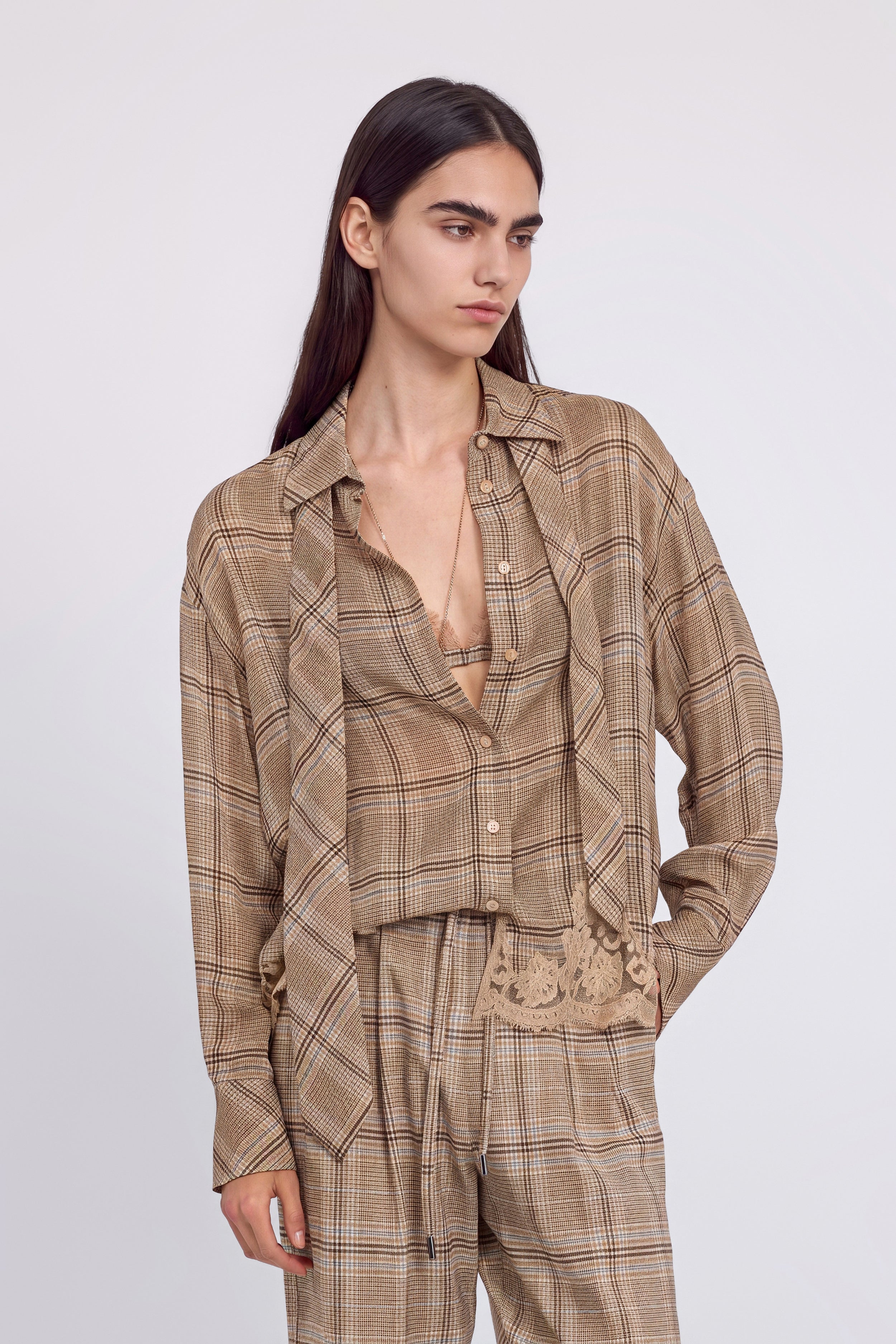 CHEMISE EN GEORGETTE À CARREAUX AVEC CRAVATE ET DENTELLE BRODÉE