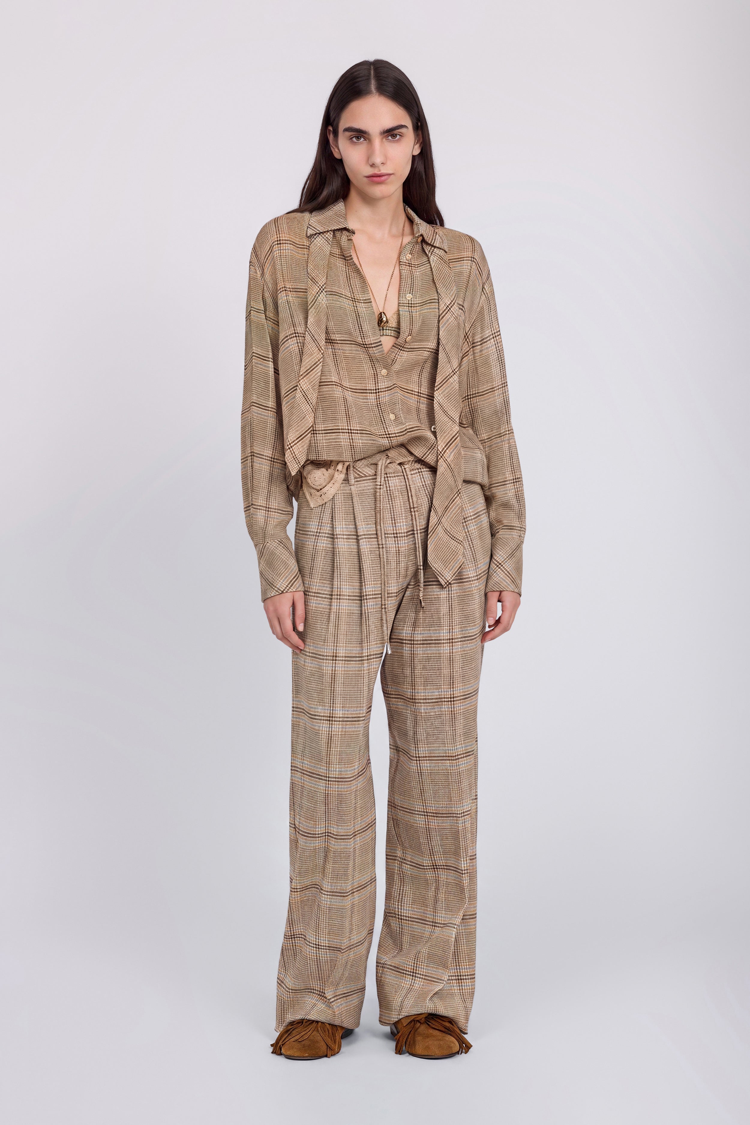 CHEMISE EN GEORGETTE À CARREAUX AVEC CRAVATE ET DENTELLE BRODÉE