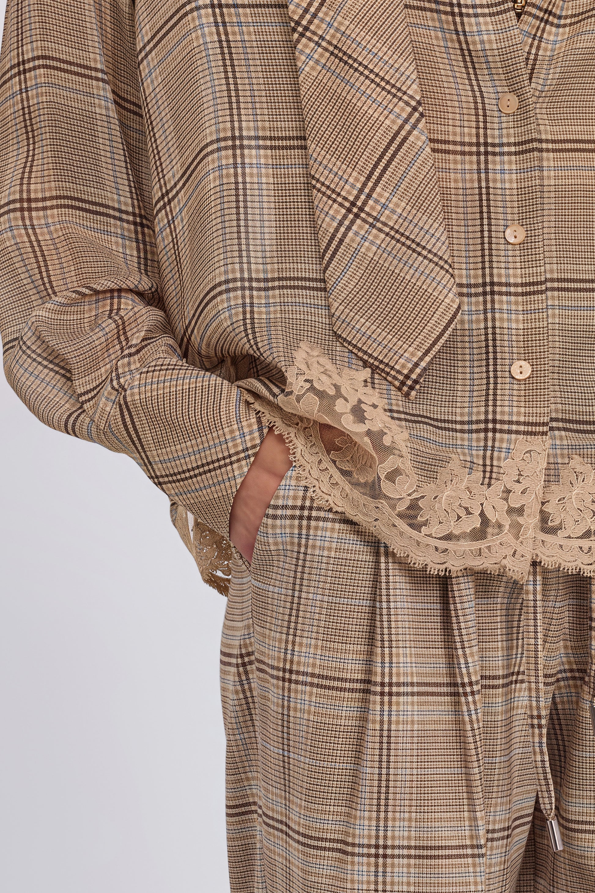 CHEMISE EN GEORGETTE À CARREAUX AVEC CRAVATE ET DENTELLE BRODÉE