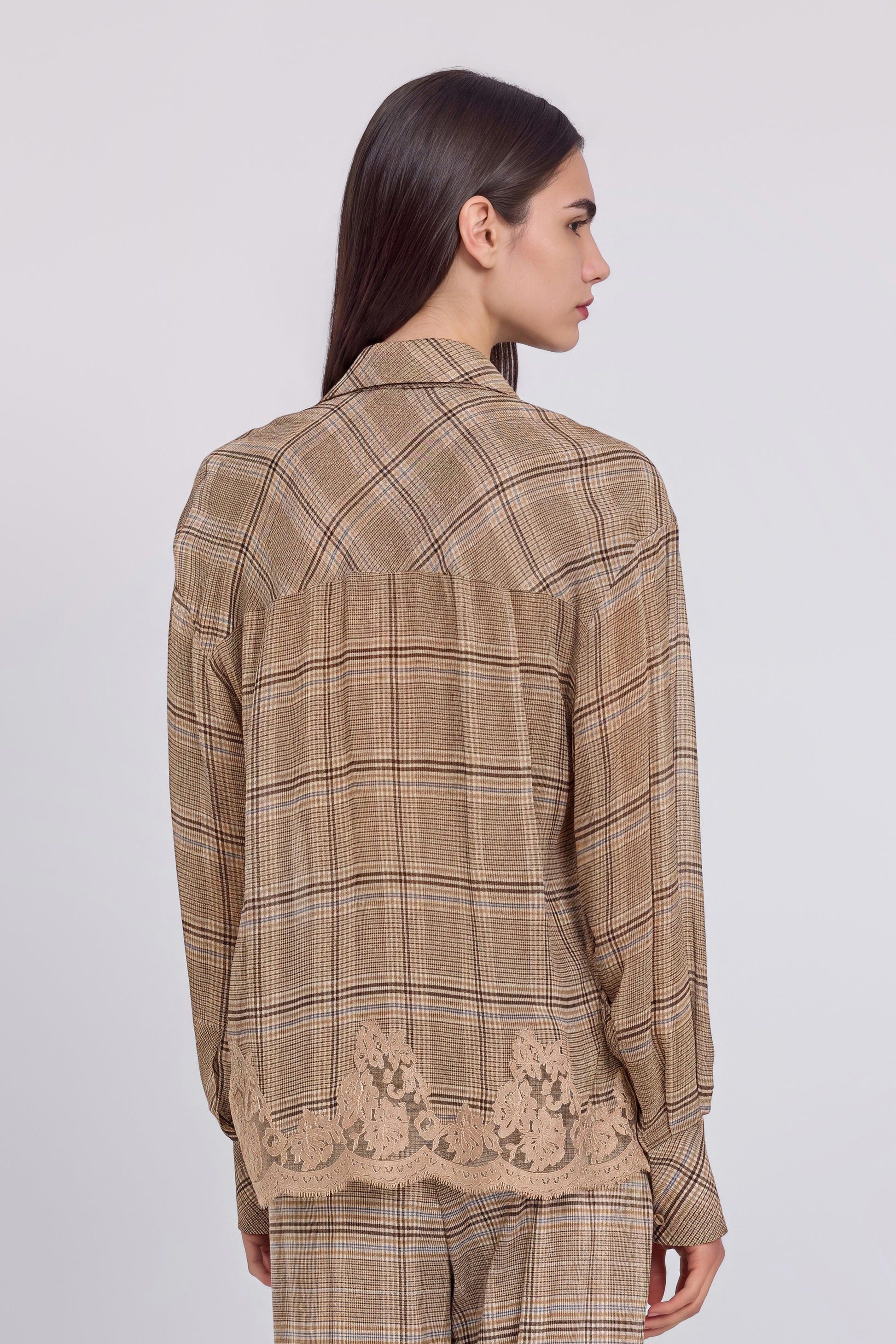 CHEMISE EN GEORGETTE À CARREAUX AVEC CRAVATE ET DENTELLE BRODÉE