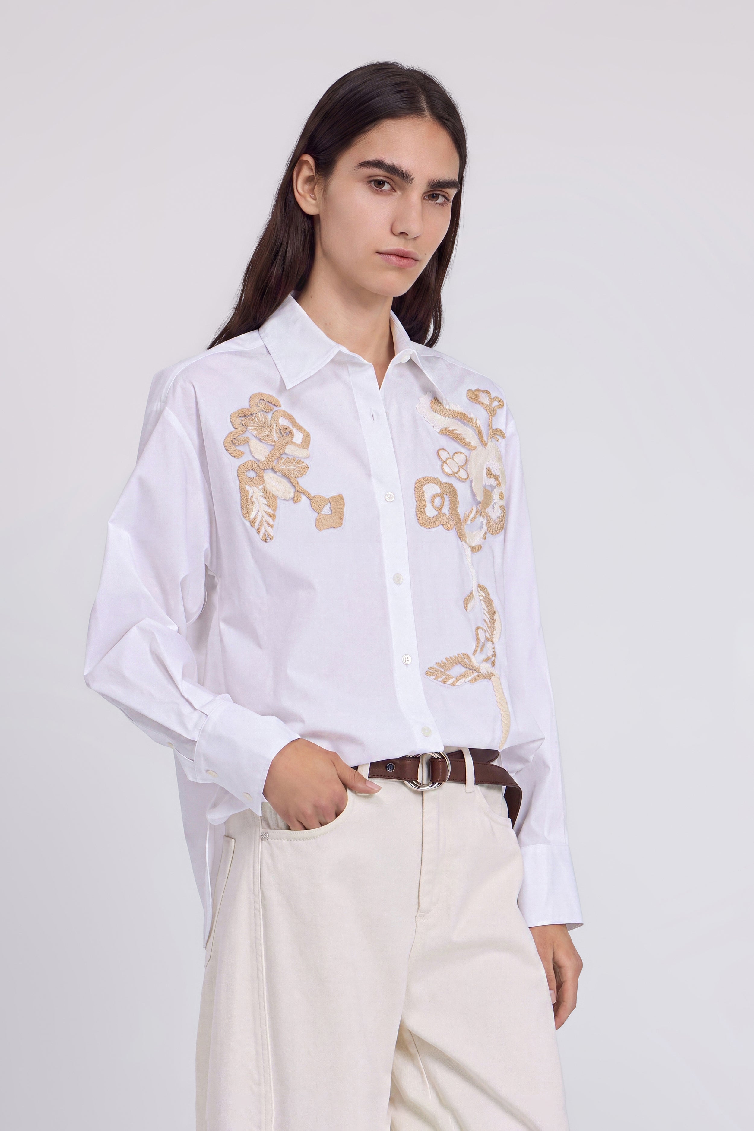 CAMICIA IN POPELINE CON RICAMI FLOREALI