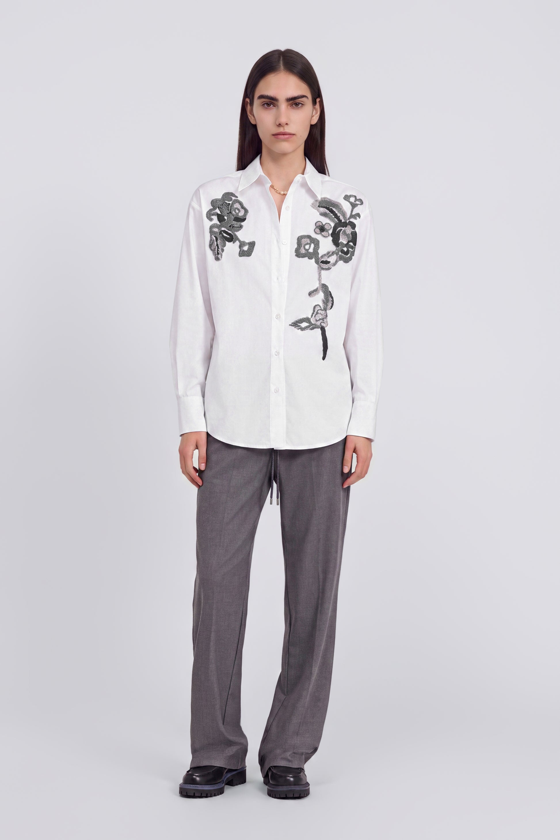 CHEMISE EN POPELINE AVEC BRODERIES FLORALS