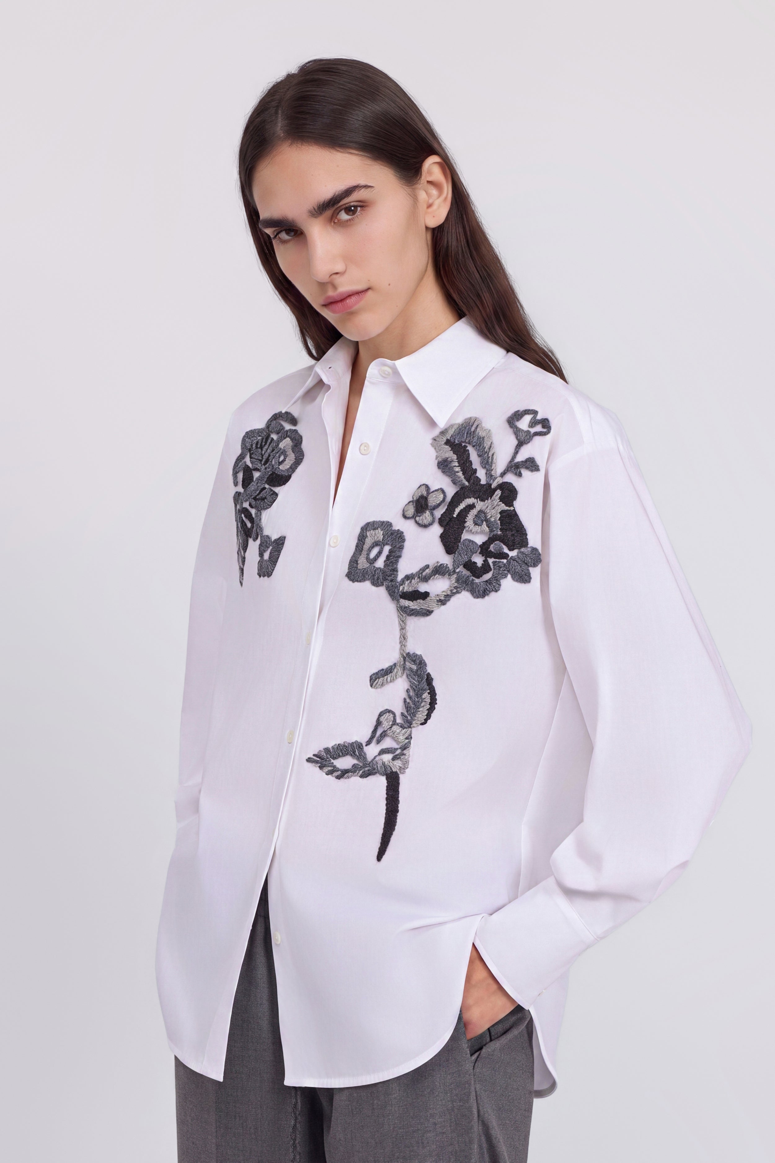 CHEMISE EN POPELINE AVEC BRODERIES FLORALS