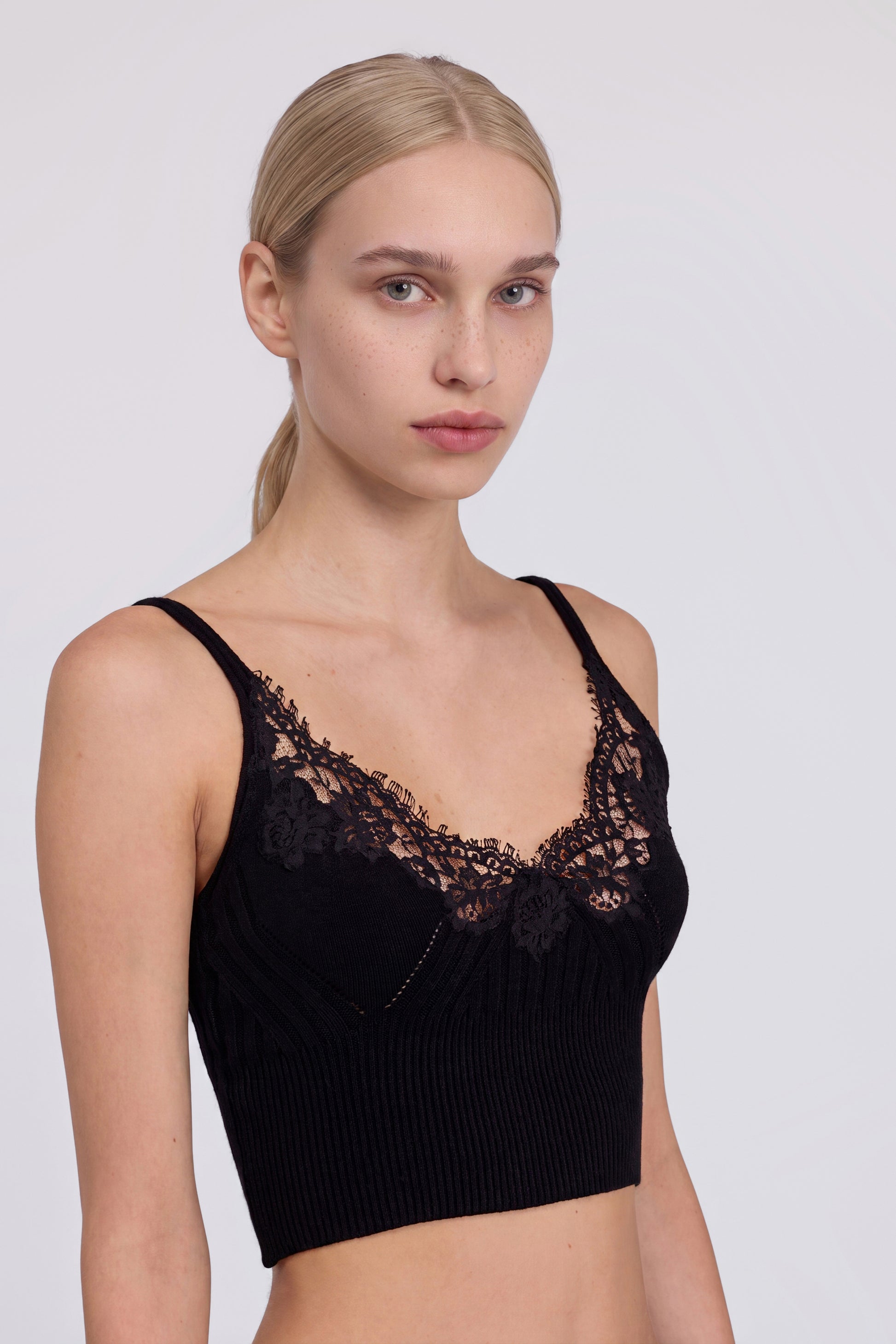 TOP IN MAGLIA CON PIZZO RICAMATO