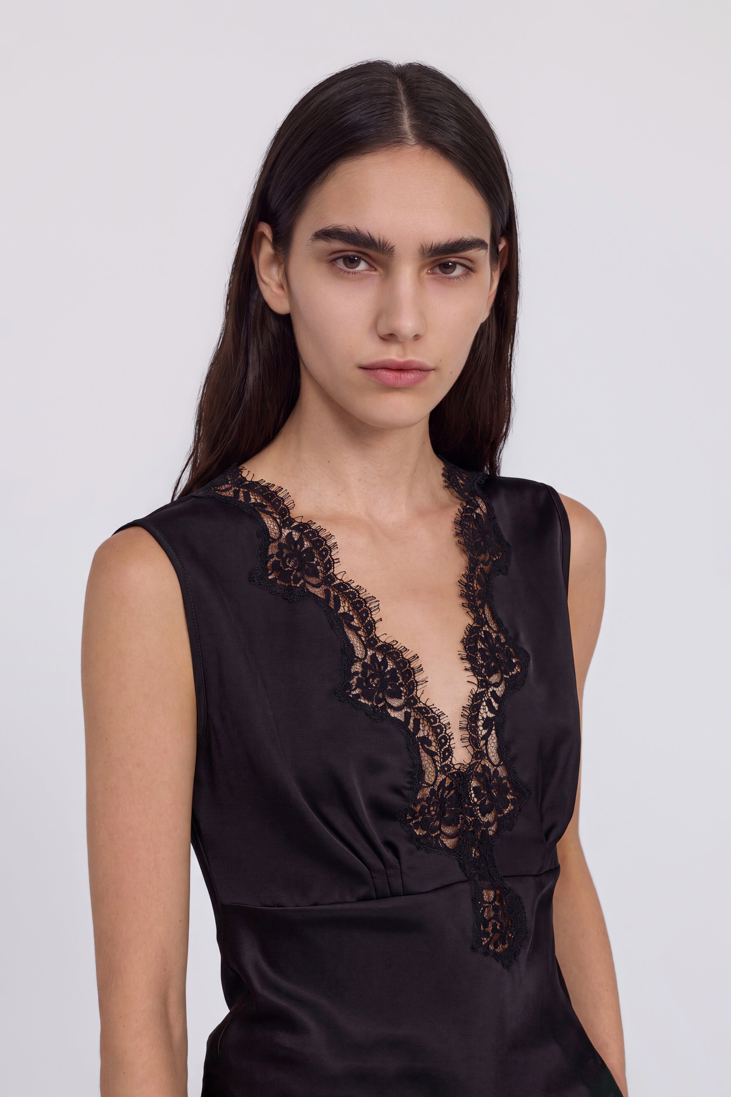 TOP EN SATIN AVEC DENTELLE BRODÉE