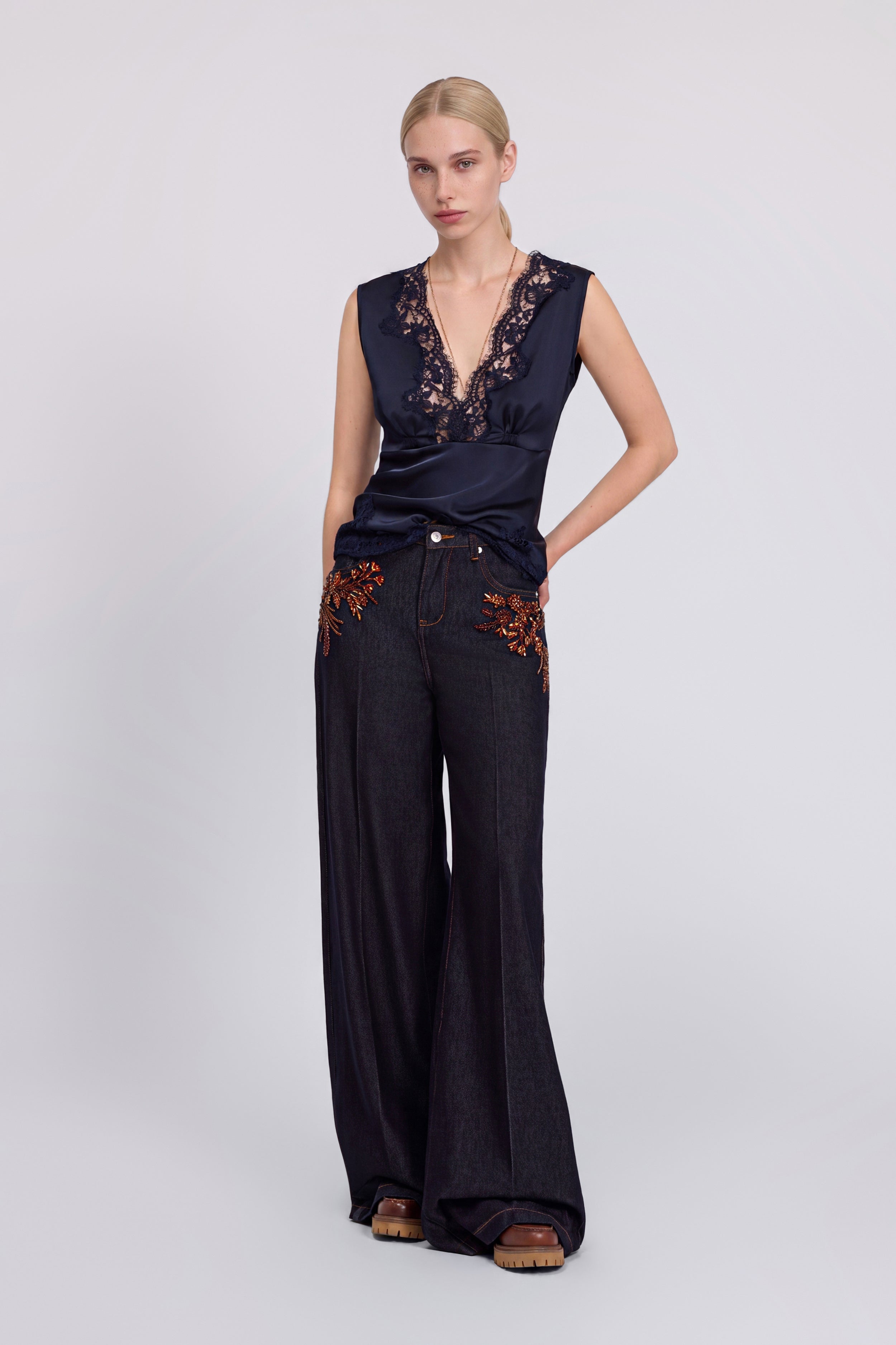 TOP IN RASO CON PIZZO RICAMATO