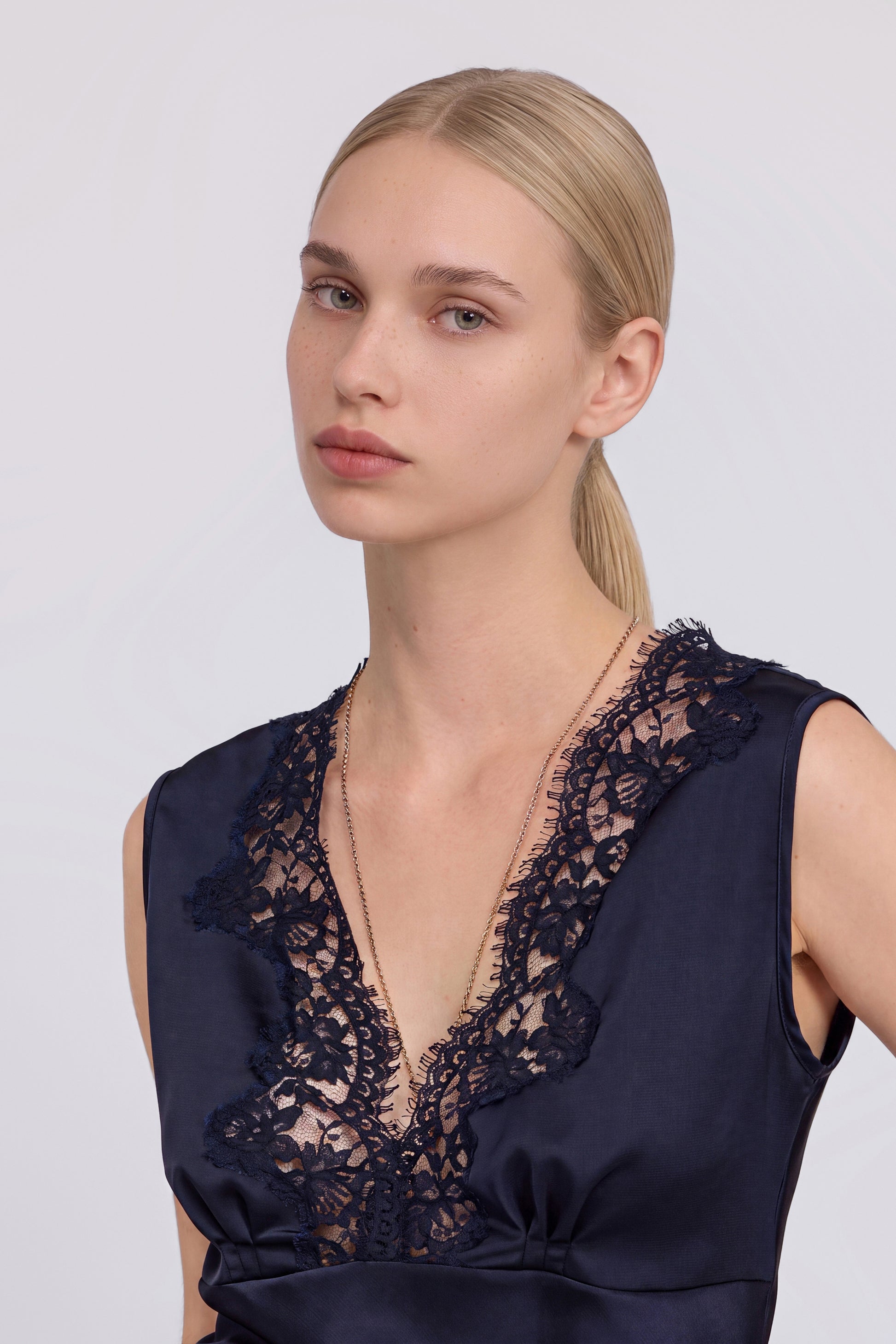 TOP IN RASO CON PIZZO RICAMATO