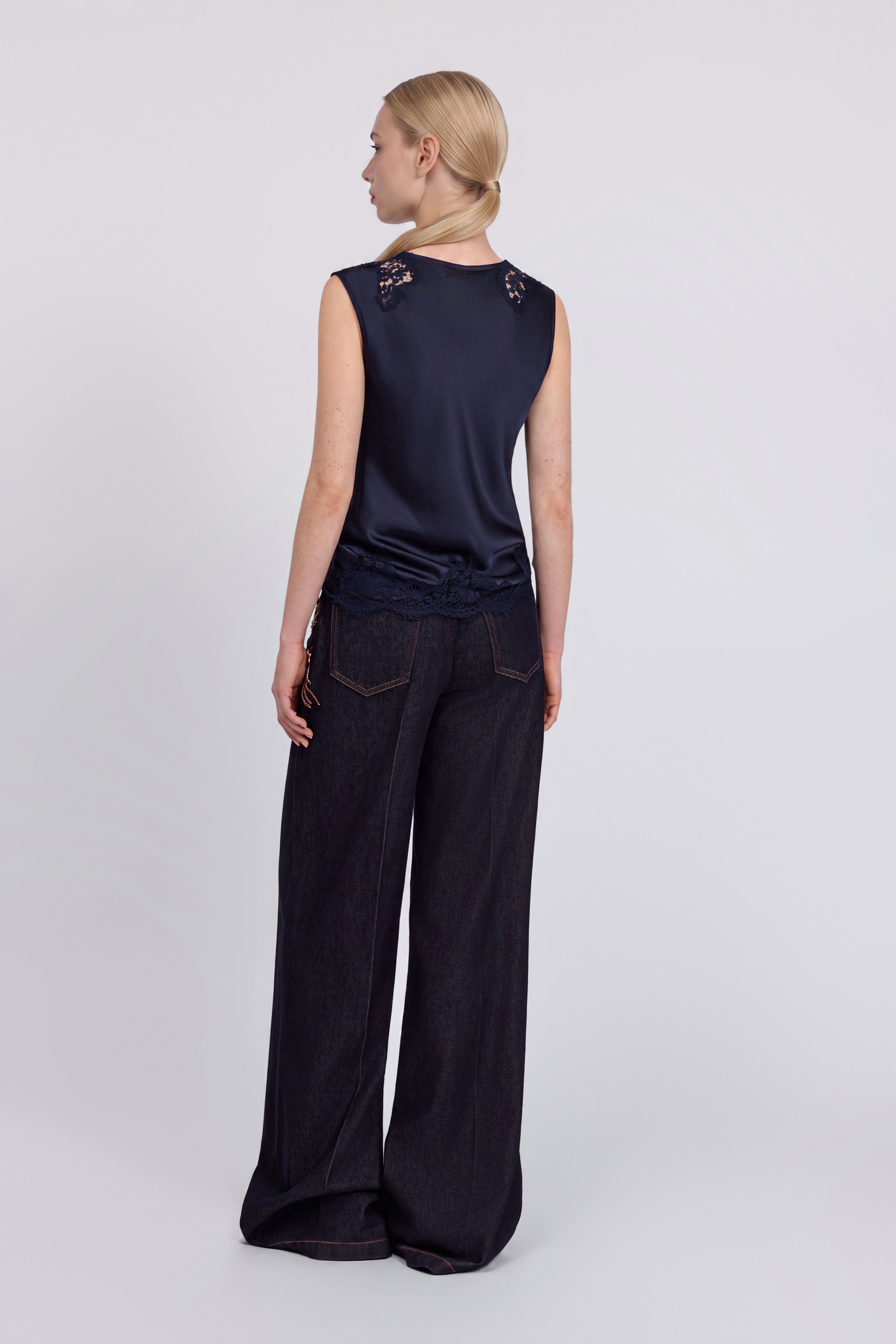 TOP IN RASO CON PIZZO RICAMATO