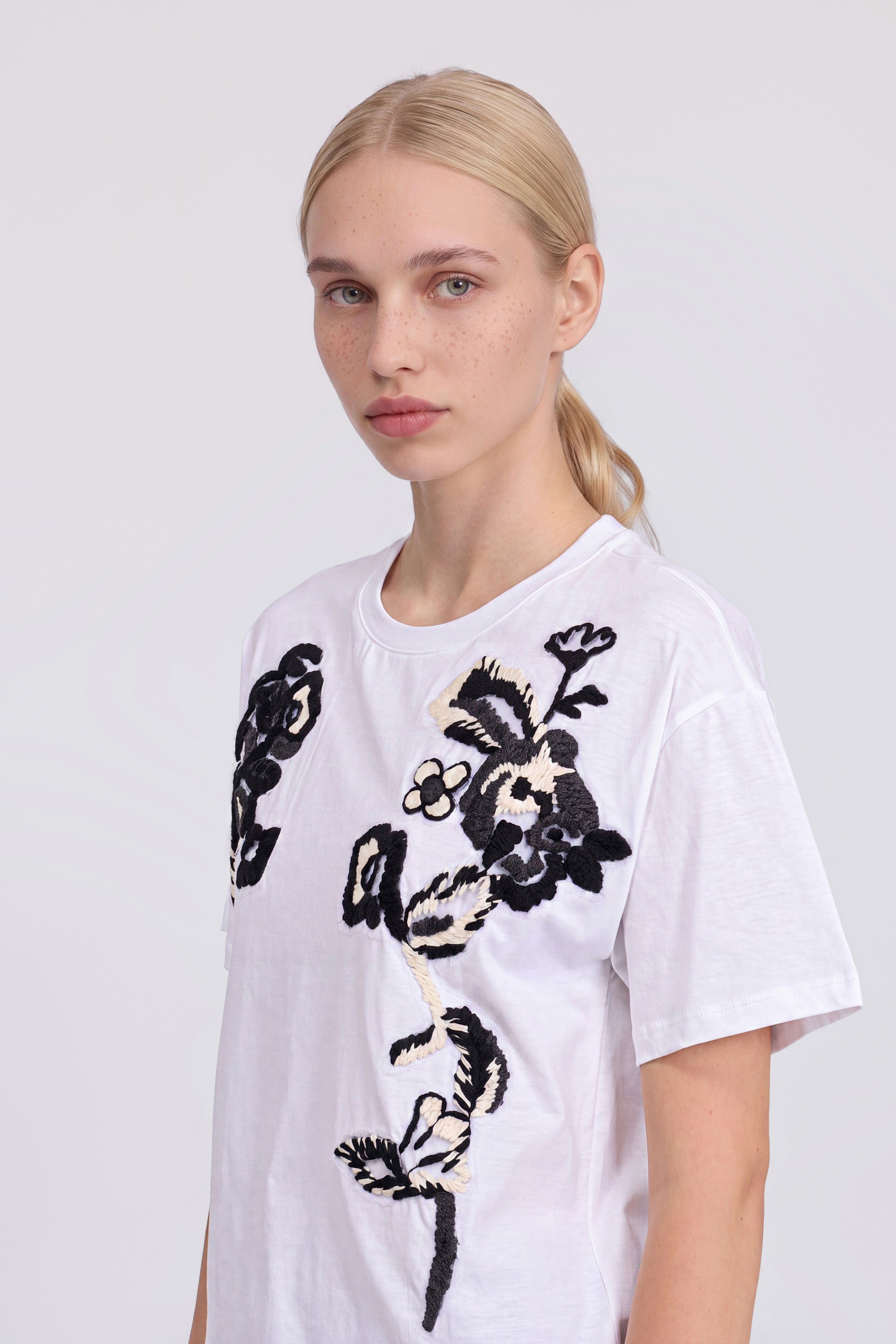 T-SHIRT DI JERSEY CON RICAMI FLOREALI