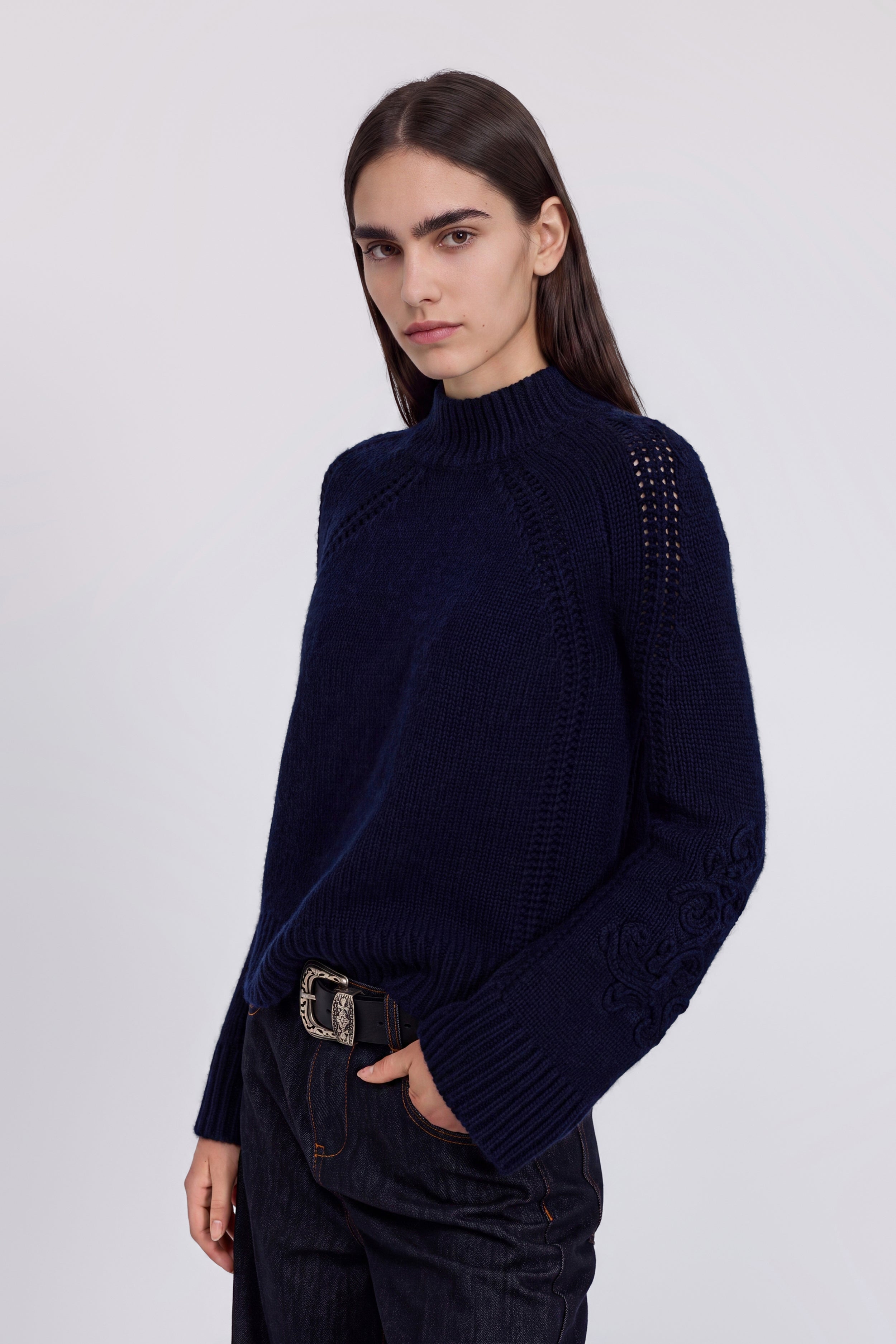 MAGLIA A COLLO ALTO IN MISTO CACHEMIRE CON RICAMI