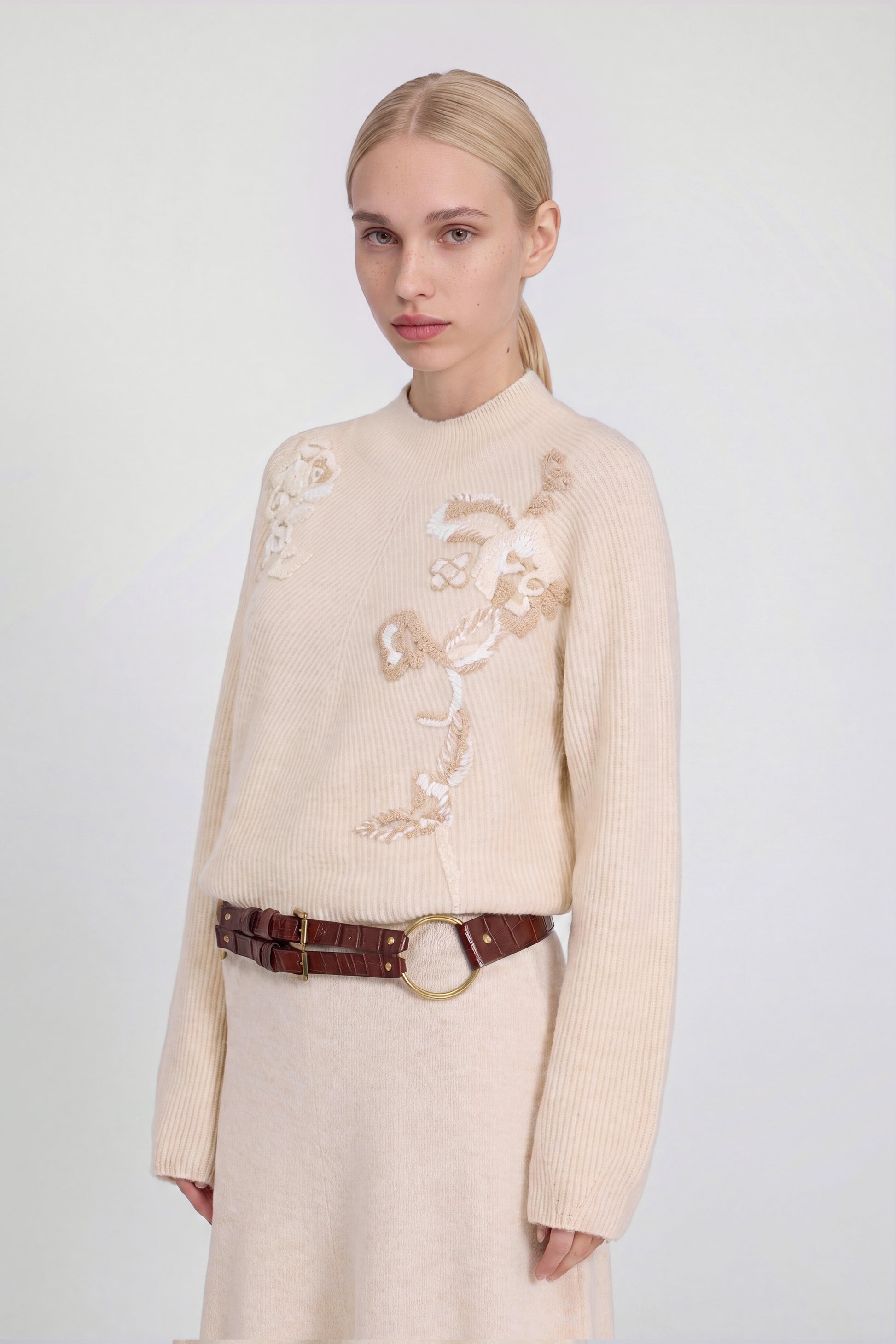 MAGLIA A COSTE CON RICAMI IN LANA