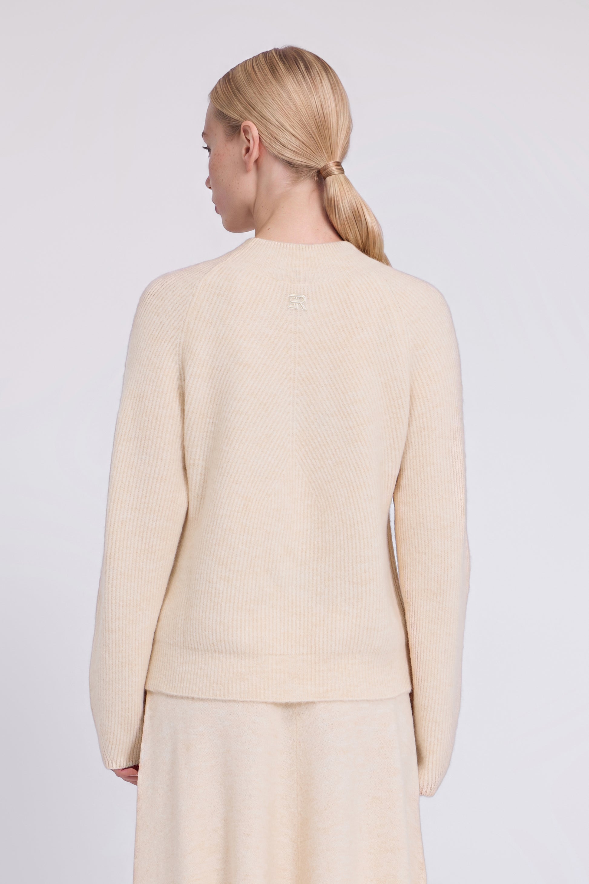 MAGLIA A COSTE CON RICAMI IN LANA