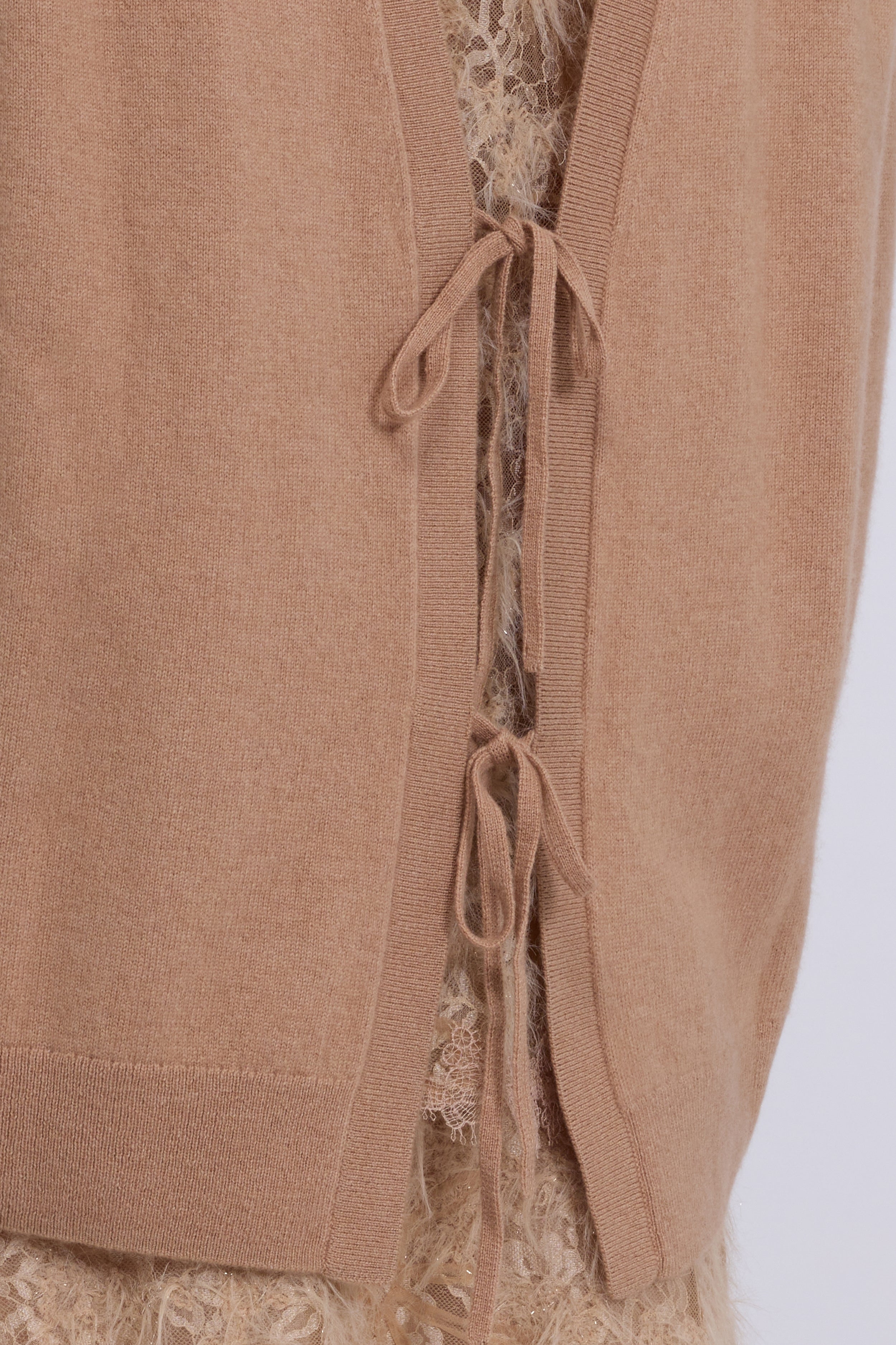 PULL EN LAINE ET CACHEMIRE AVEC DĖTAILS EN DENTELLE