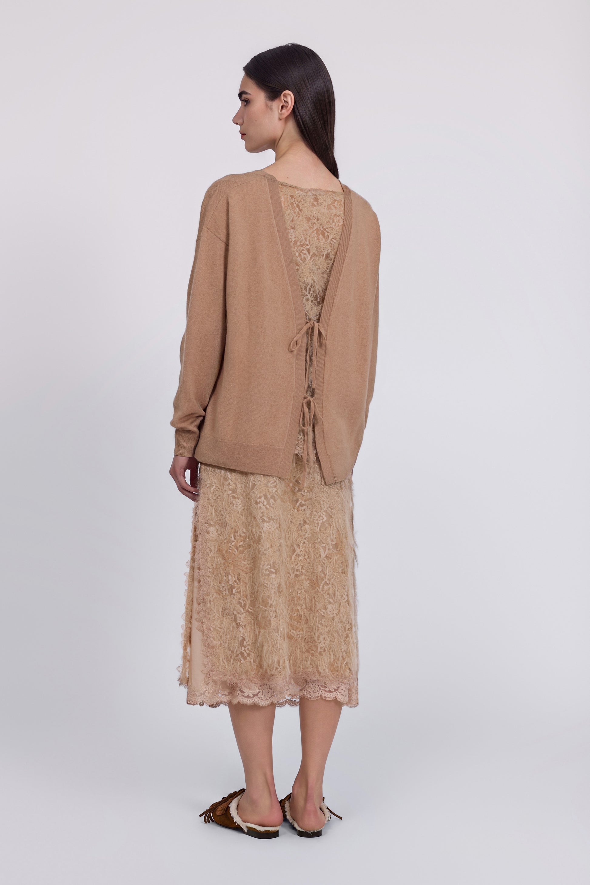 PULL EN LAINE ET CACHEMIRE AVEC DĖTAILS EN DENTELLE