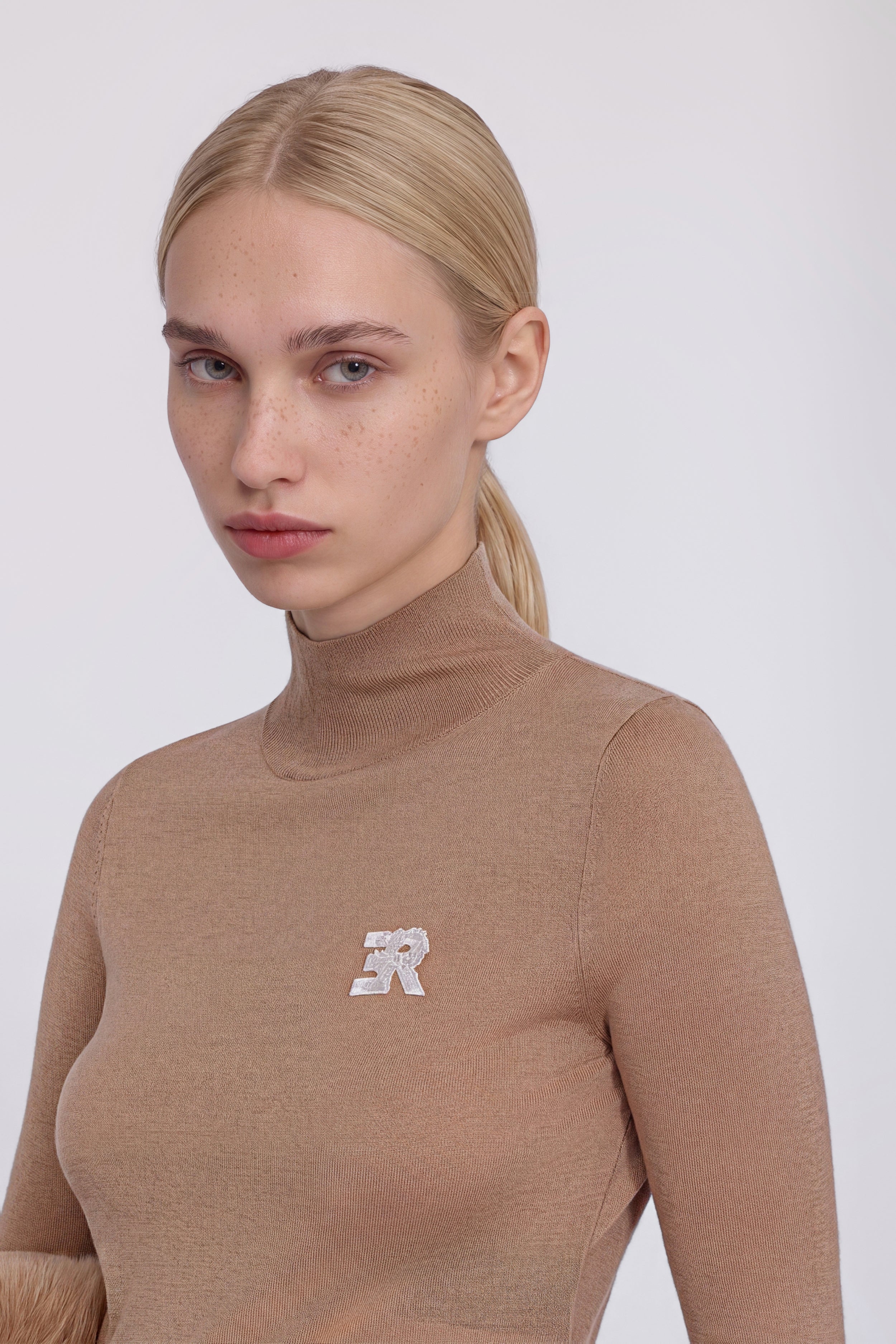 PULL COL HAUT BICOLORE EN MÉLANGE DE SOIE À LOGO BRODĖ