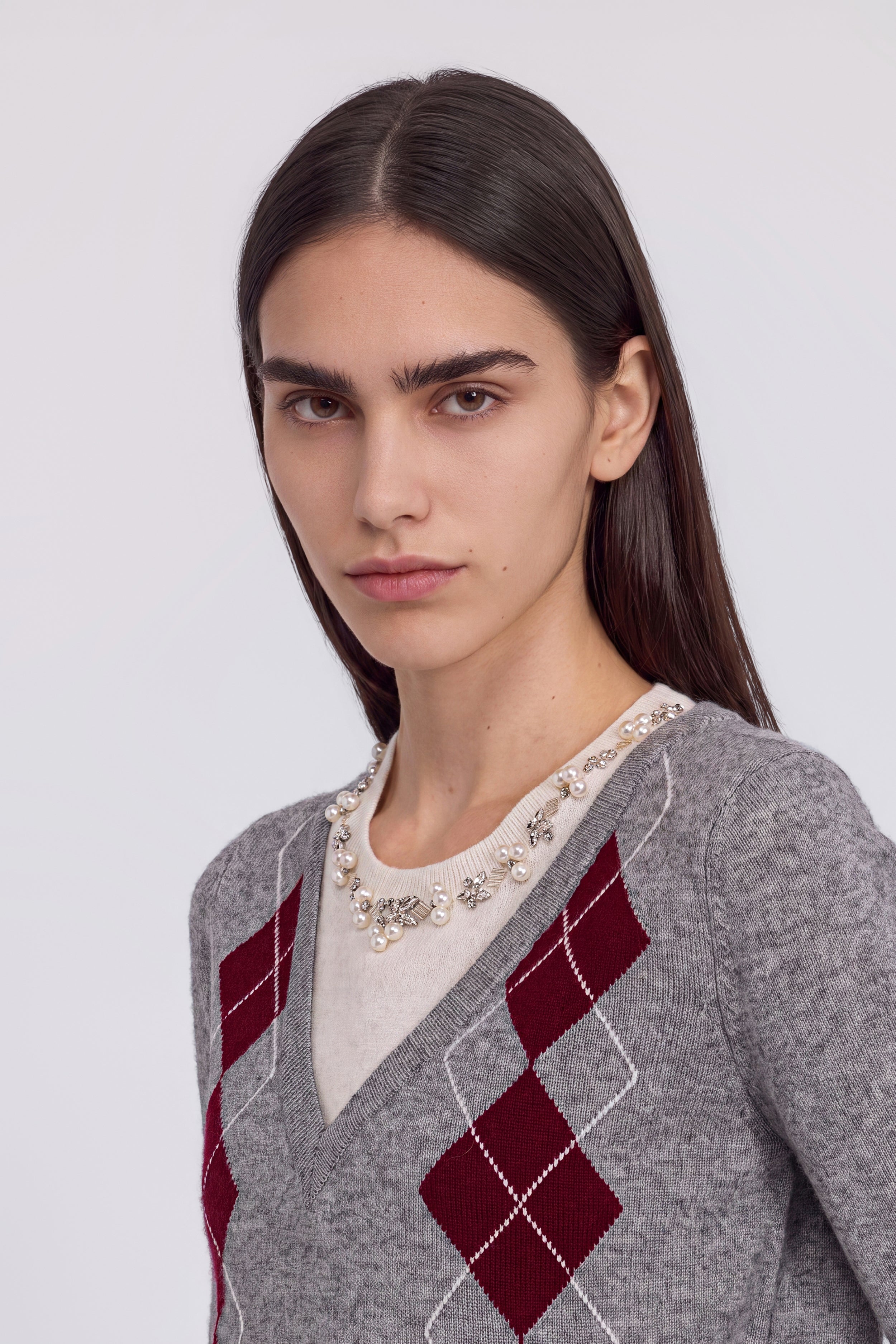 PULL EN MÉLANGE DE CACHEMIRE À MOTIF ARGYLE ET COL BIJOU