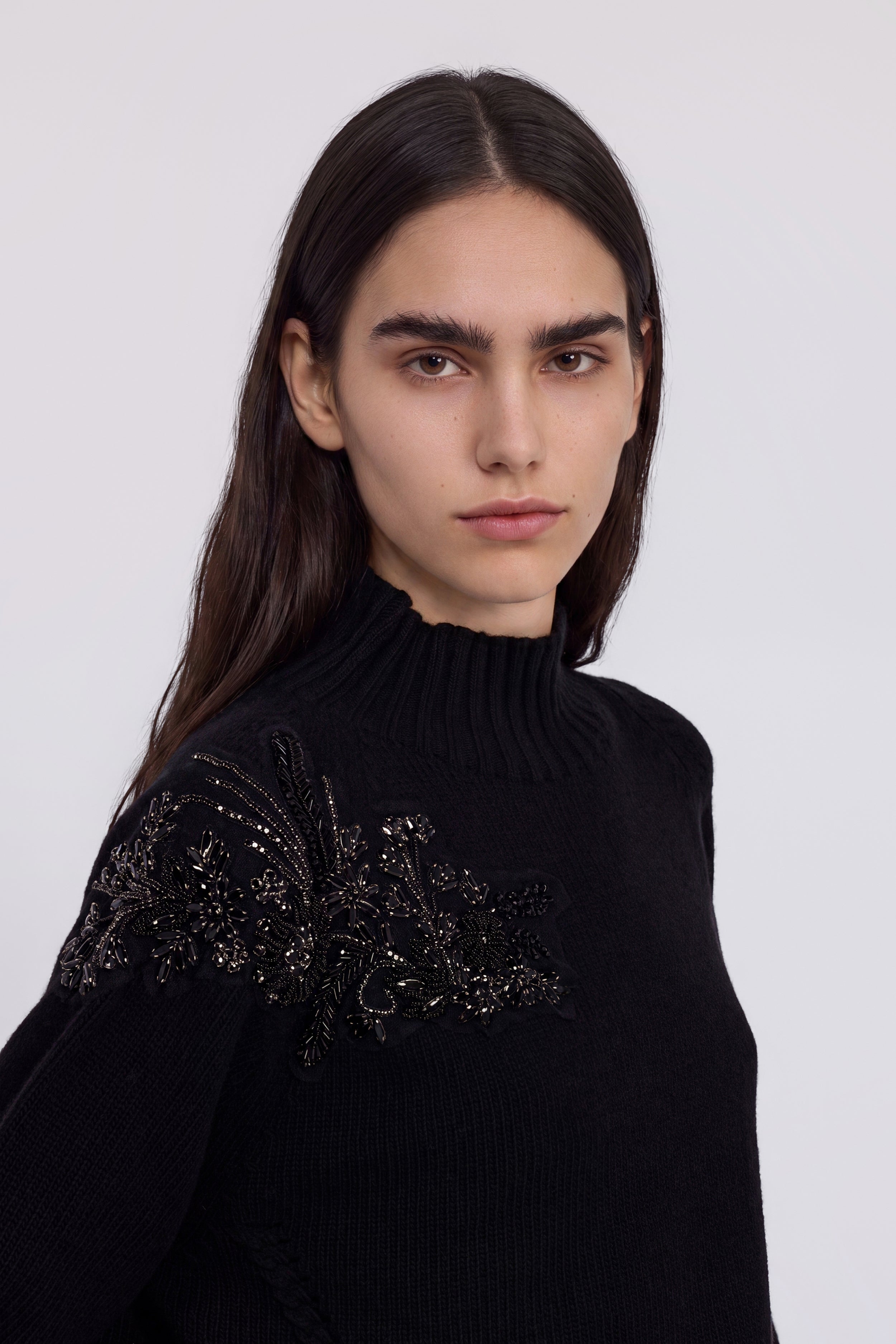 PULL COL HAUT AVEC BRODERIES BIJOUX ET CRISTAUX