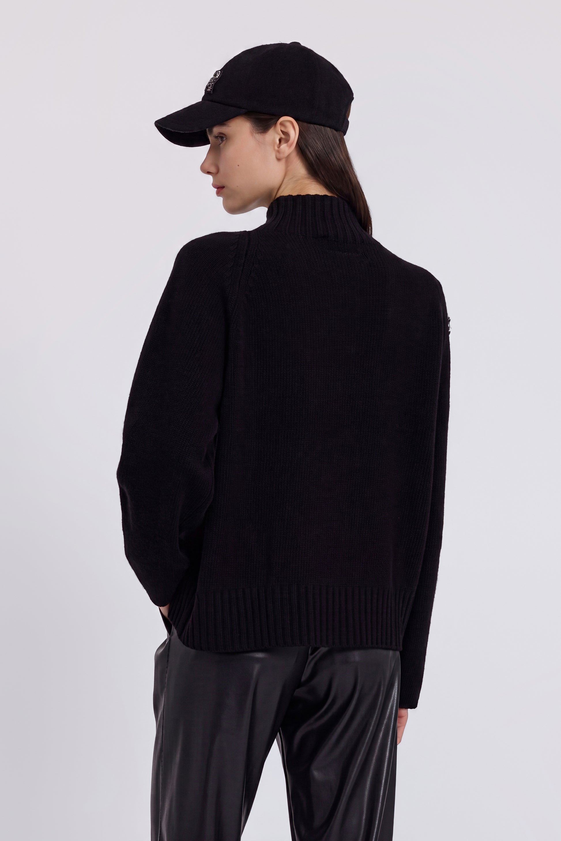 PULL COL HAUT AVEC BRODERIES BIJOUX ET CRISTAUX