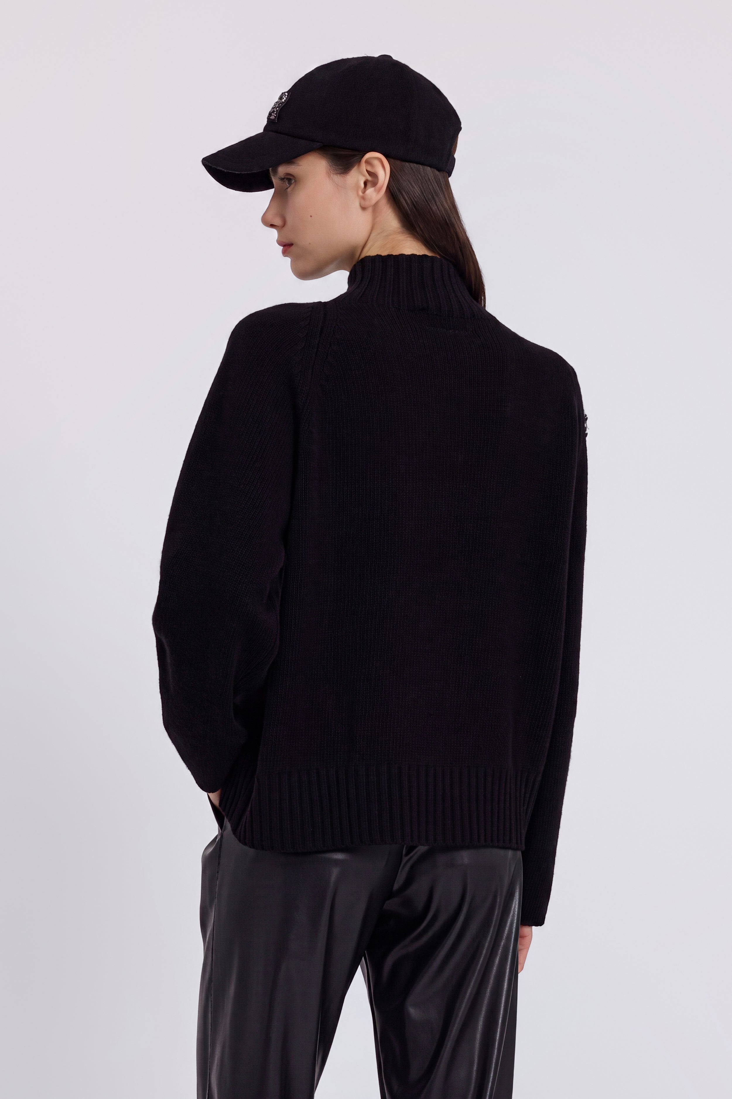 PULL COL HAUT AVEC BRODERIES BIJOUX ET CRISTAUX