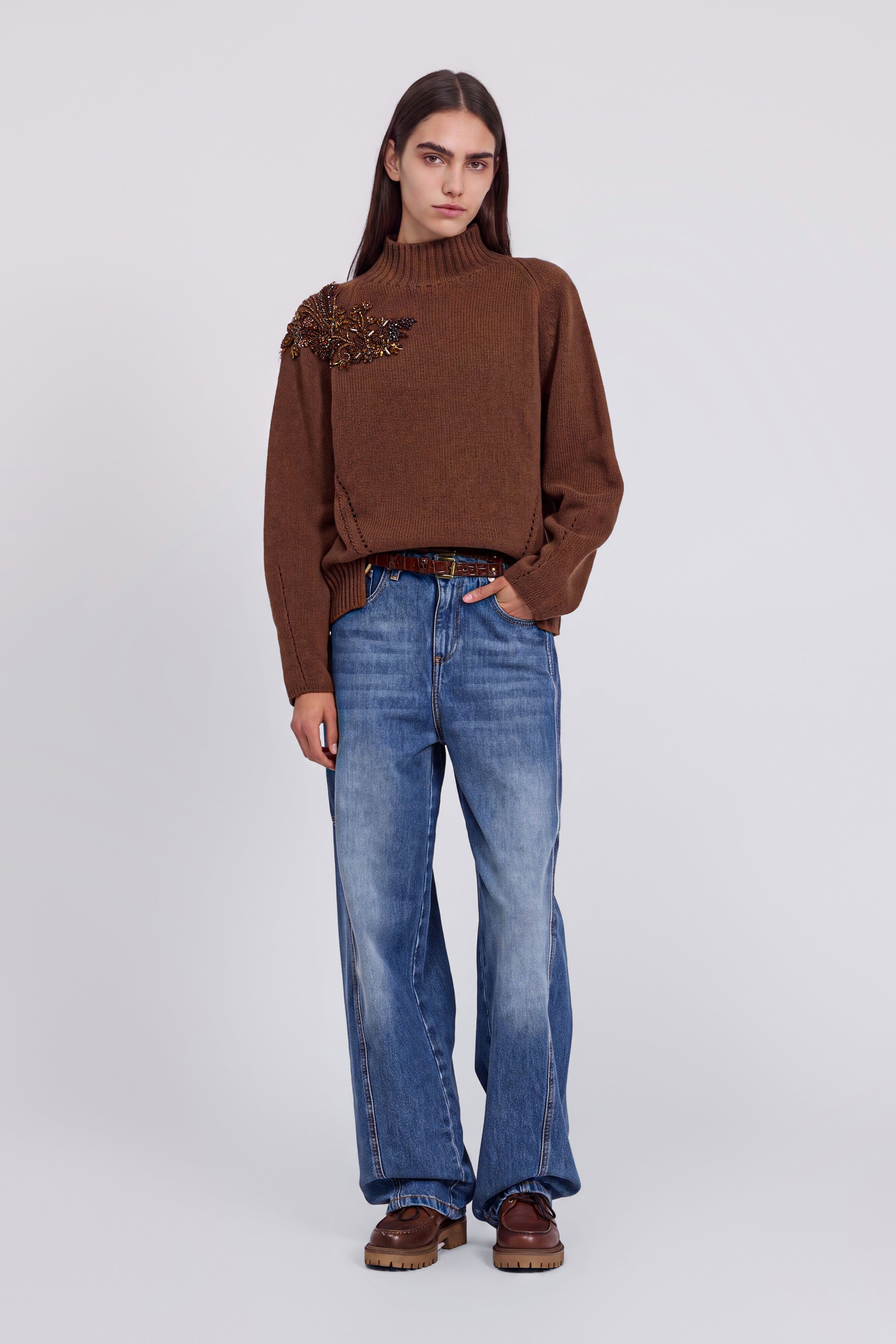 PULL COL HAUT AVEC BRODERIES BIJOUX ET CRISTAUX