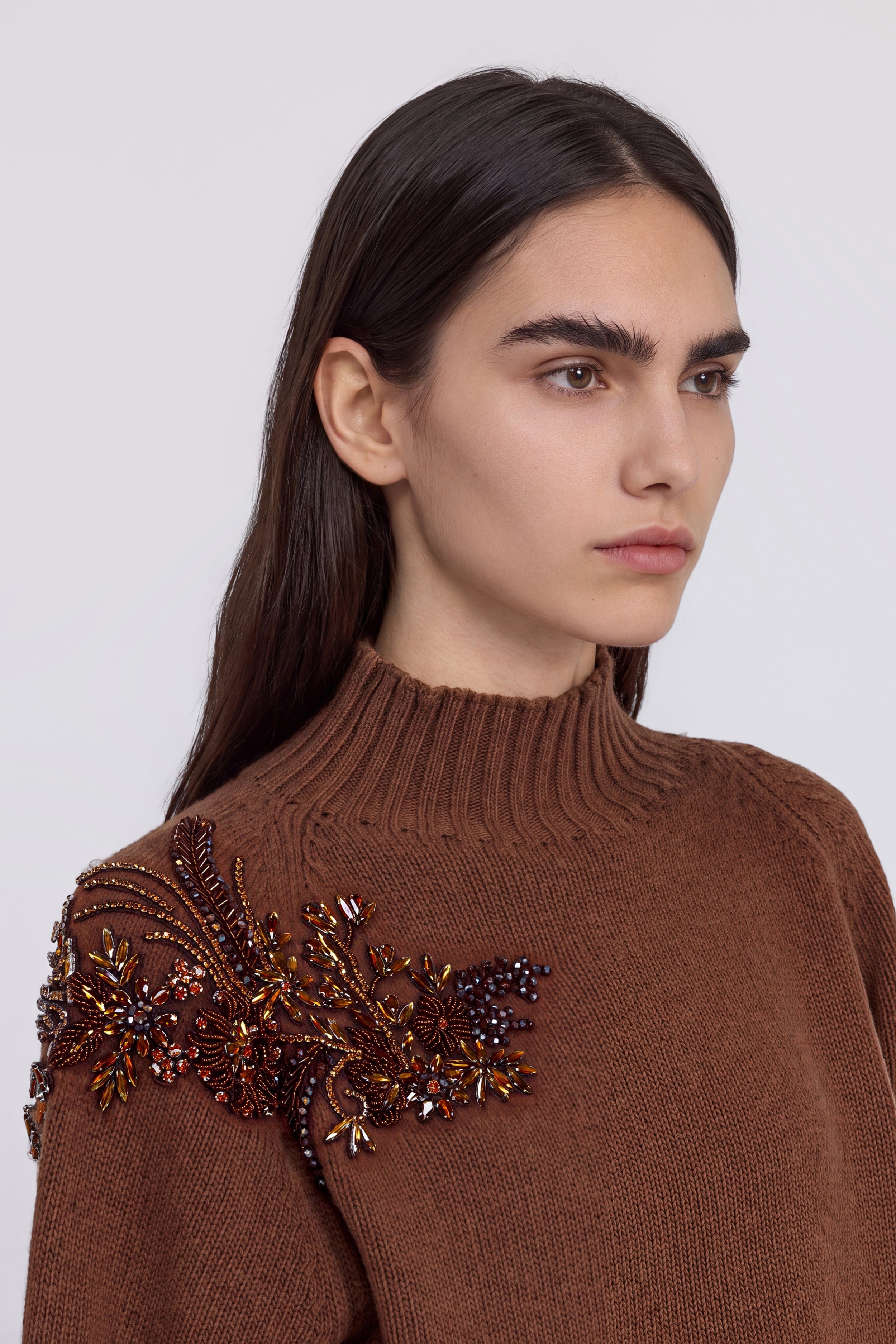 PULL COL HAUT AVEC BRODERIES BIJOUX ET CRISTAUX