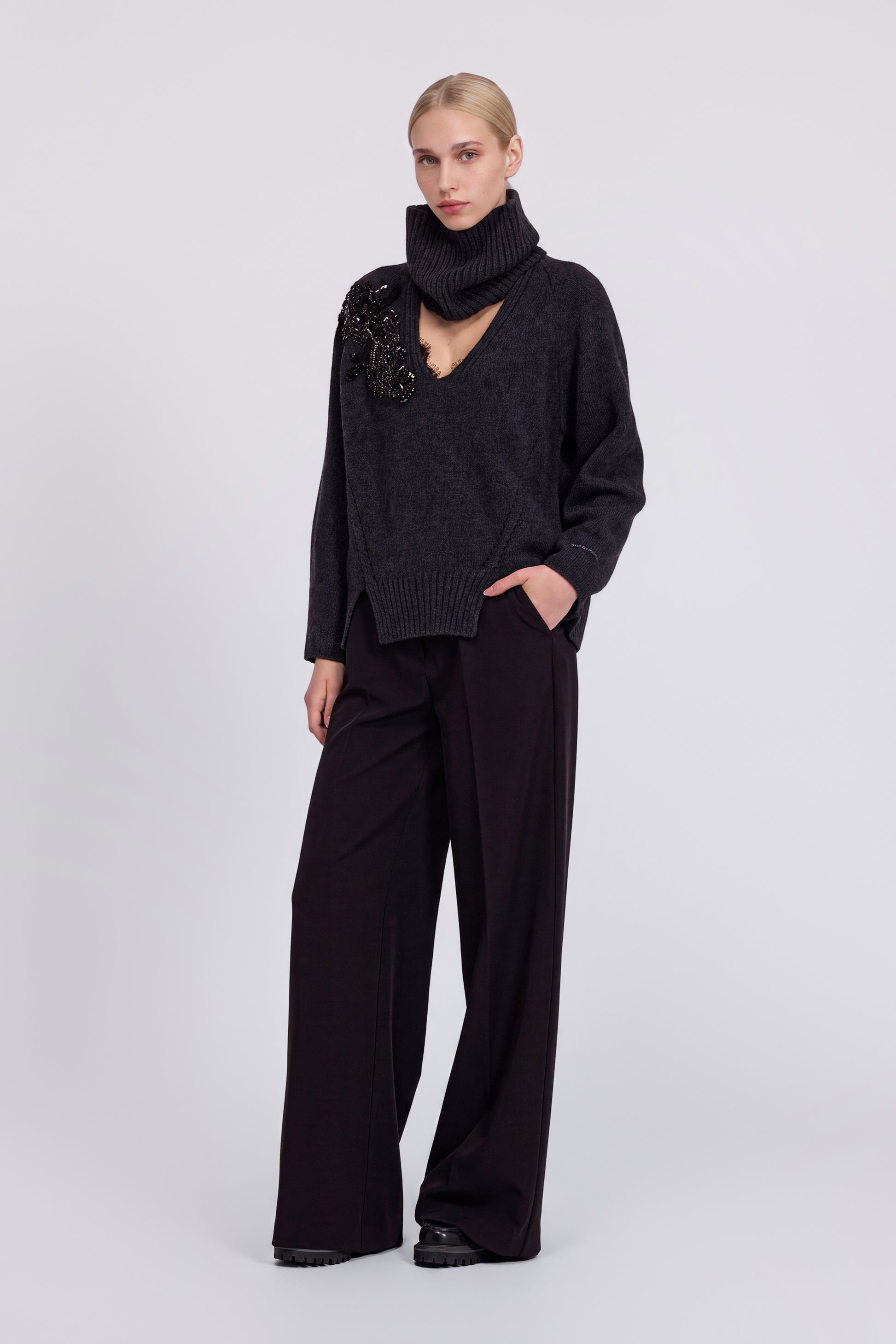 PULL AVEC COL AMOVIBLE ET BRODERIES BIJOUX