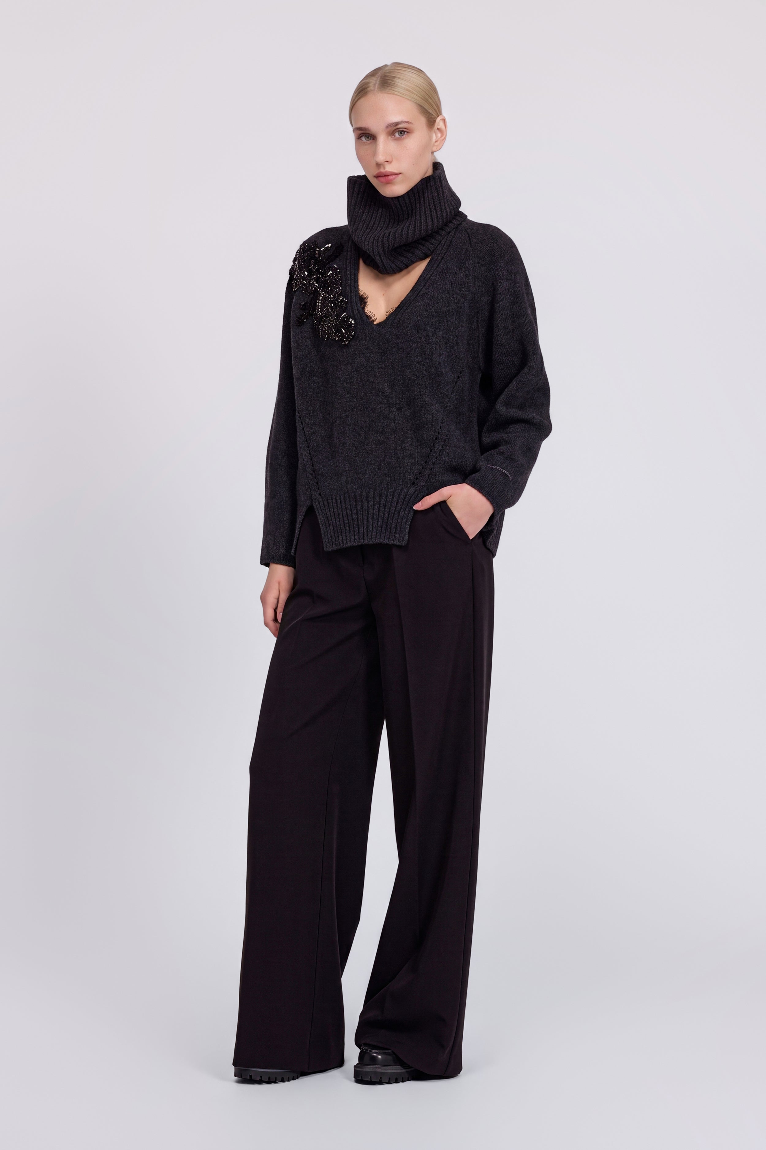 PULL AVEC COL AMOVIBLE ET BRODERIES BIJOUX