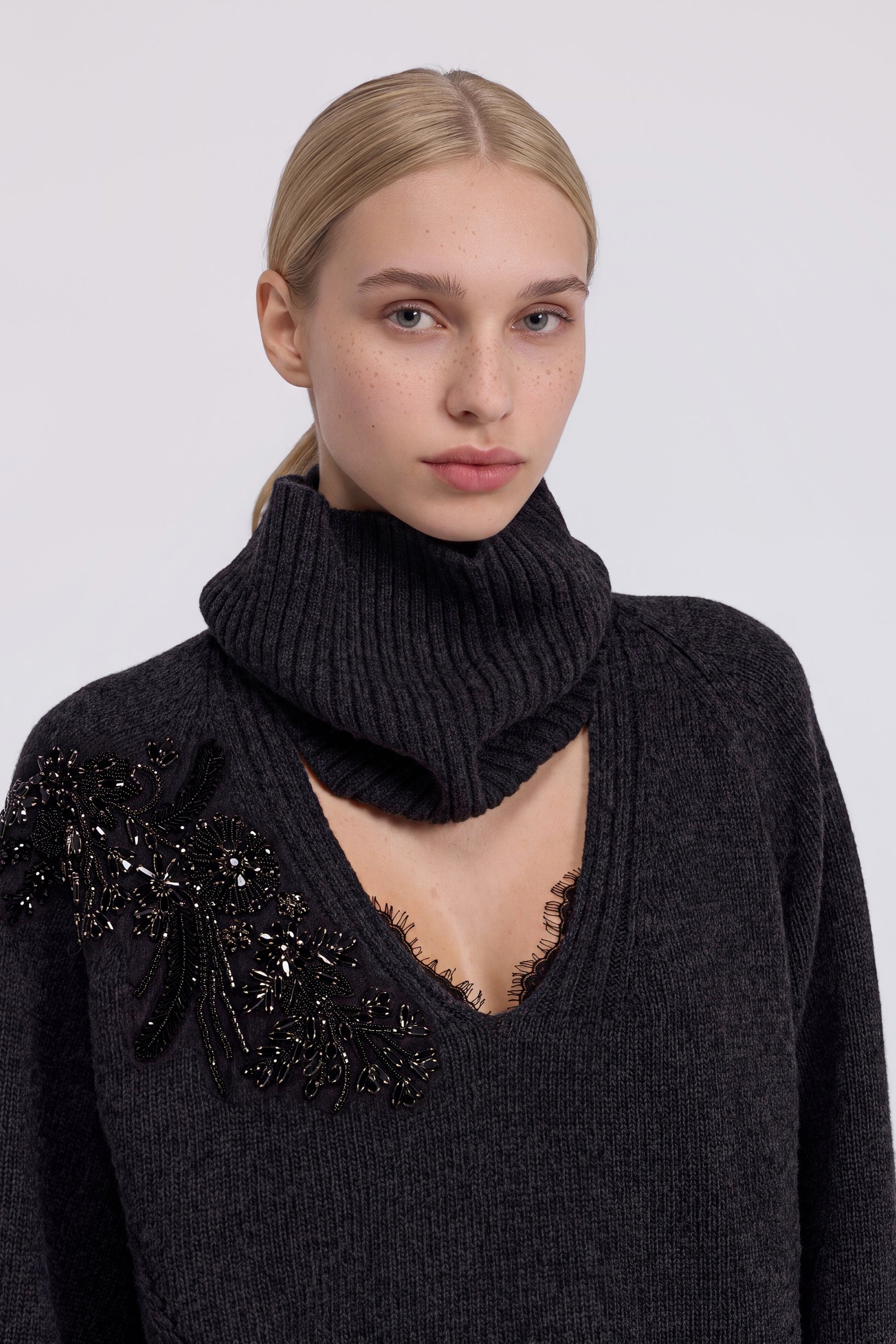 PULL AVEC COL AMOVIBLE ET BRODERIES BIJOUX