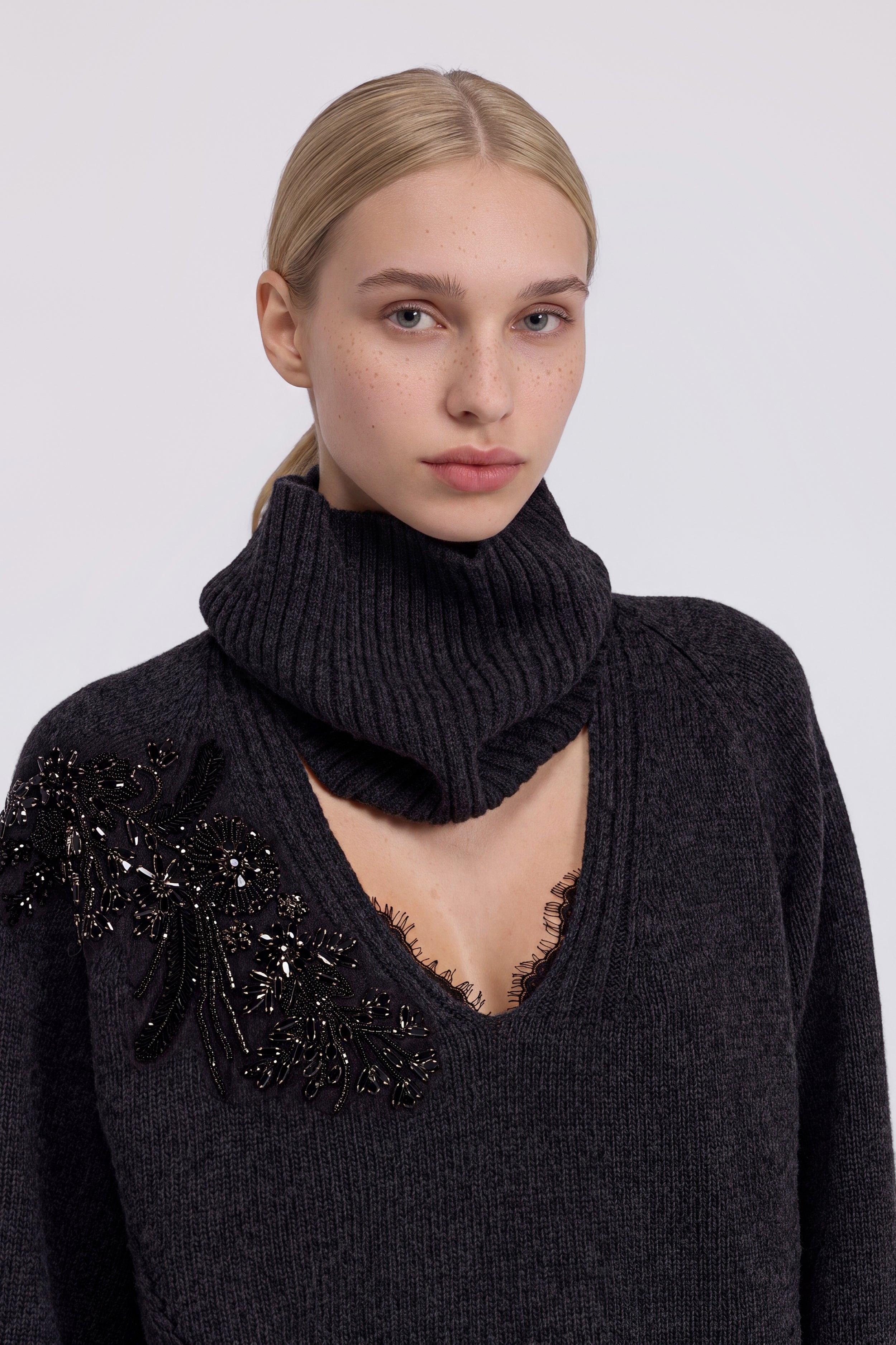 PULL AVEC COL AMOVIBLE ET BRODERIES BIJOUX