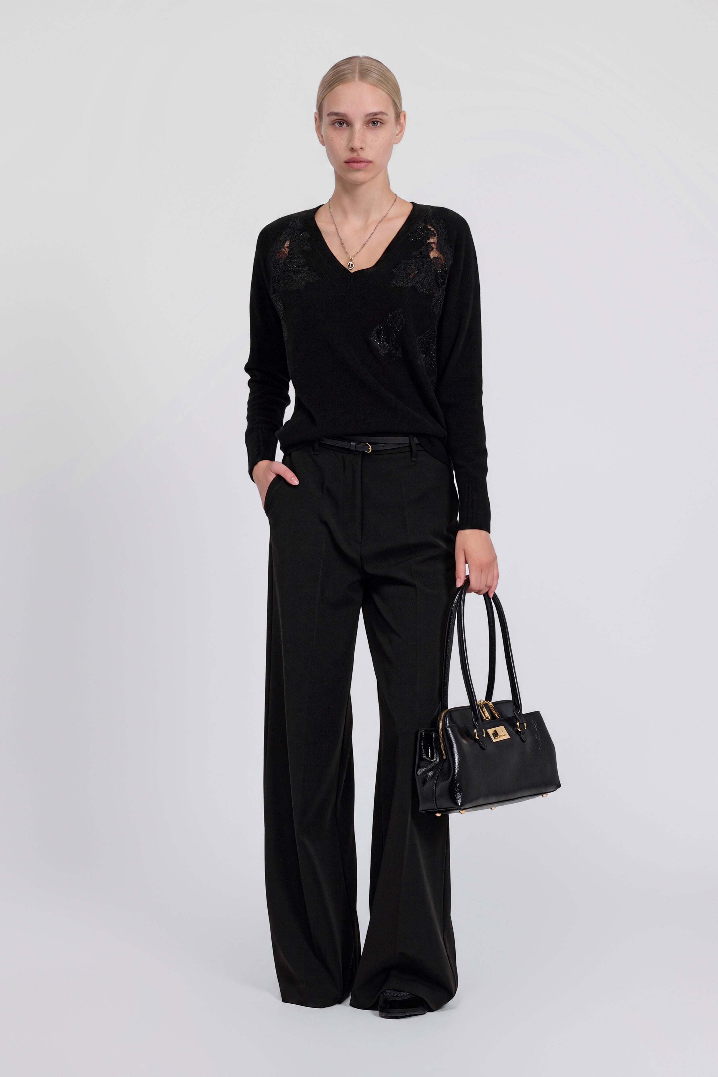 PULL COL V AVEC DENTELLE ET MICRO CRISTAUX