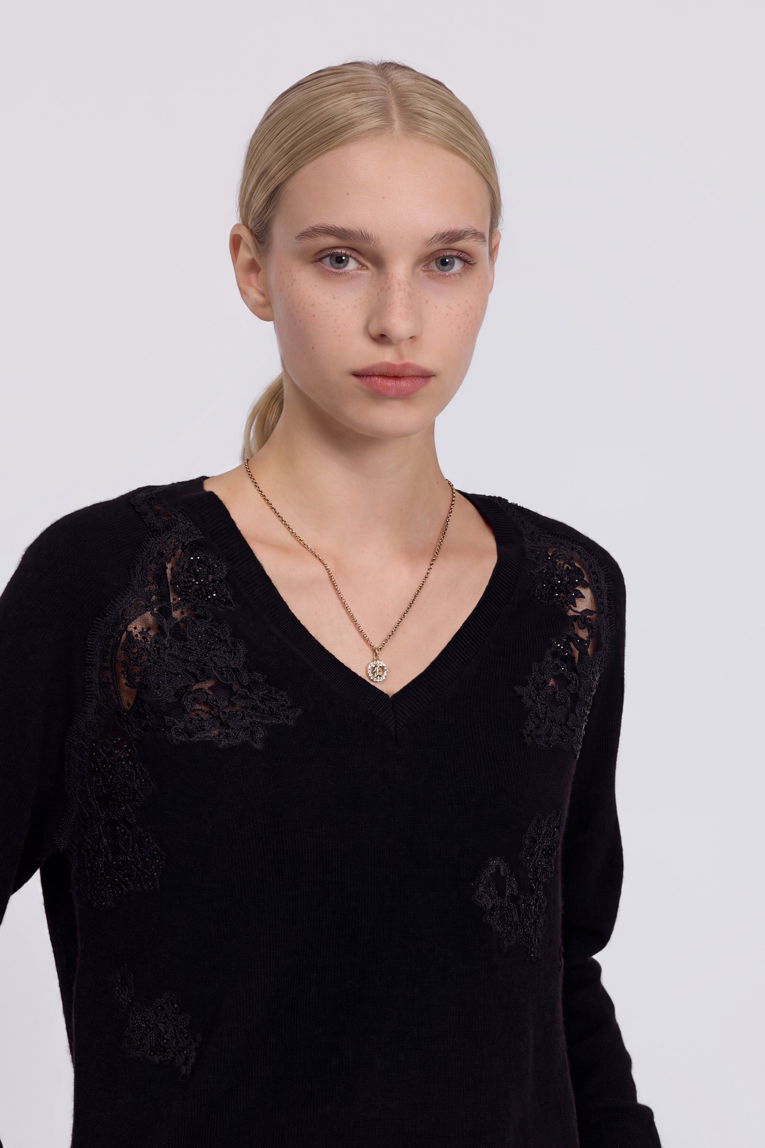 PULL COL V AVEC DENTELLE ET MICRO CRISTAUX