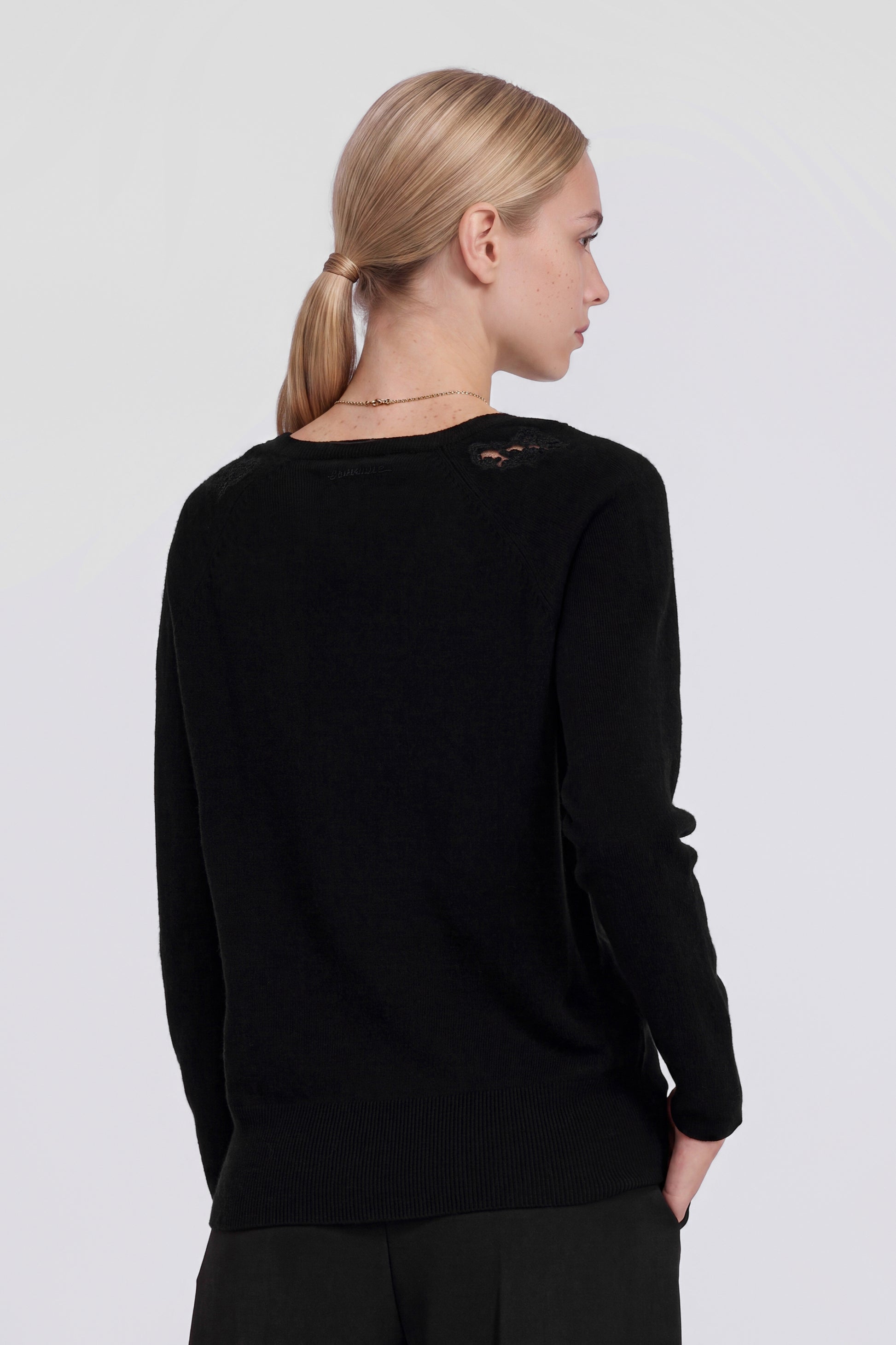 PULL COL V AVEC DENTELLE ET MICRO CRISTAUX
