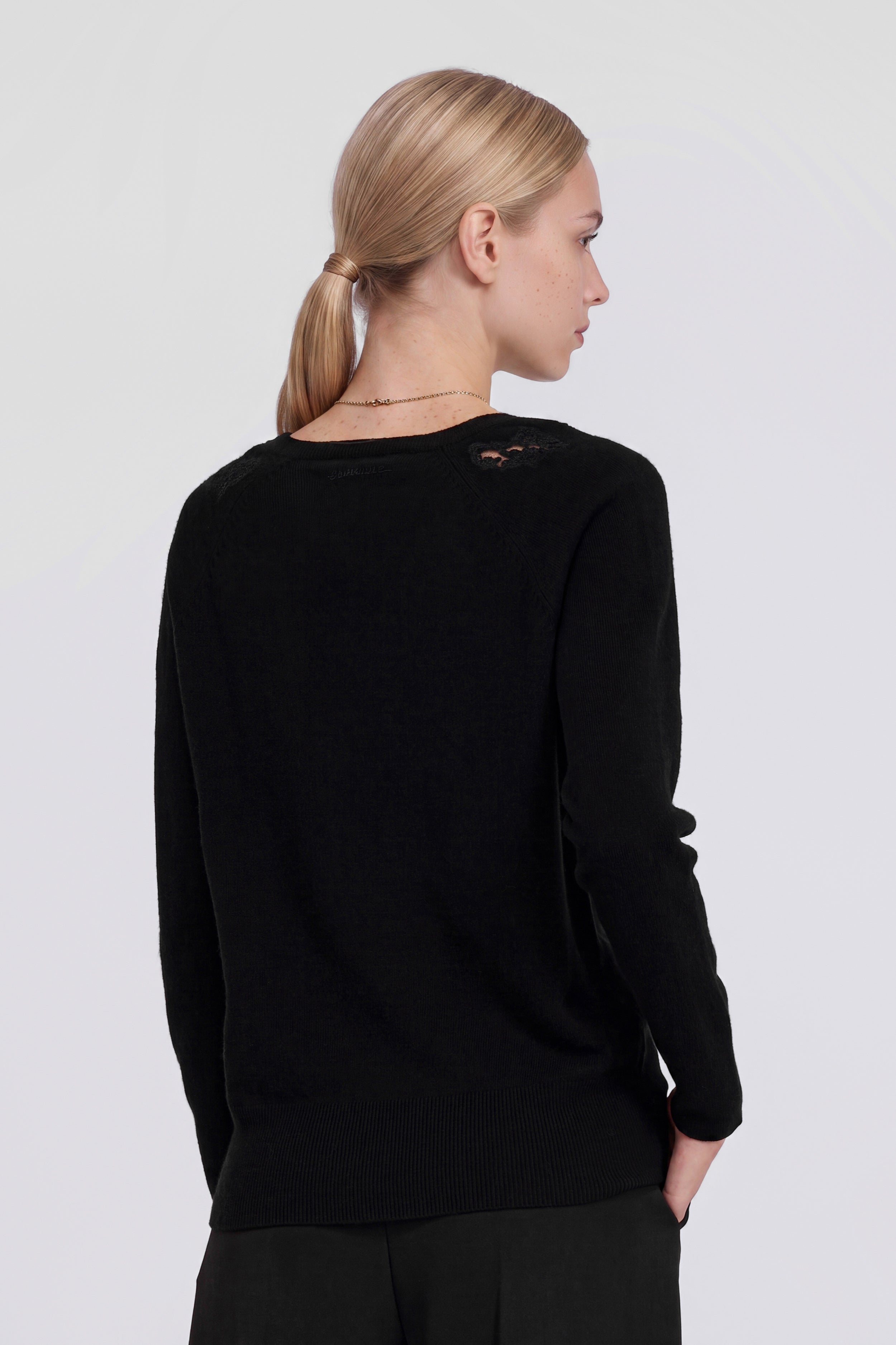 PULL COL V AVEC DENTELLE ET MICRO CRISTAUX