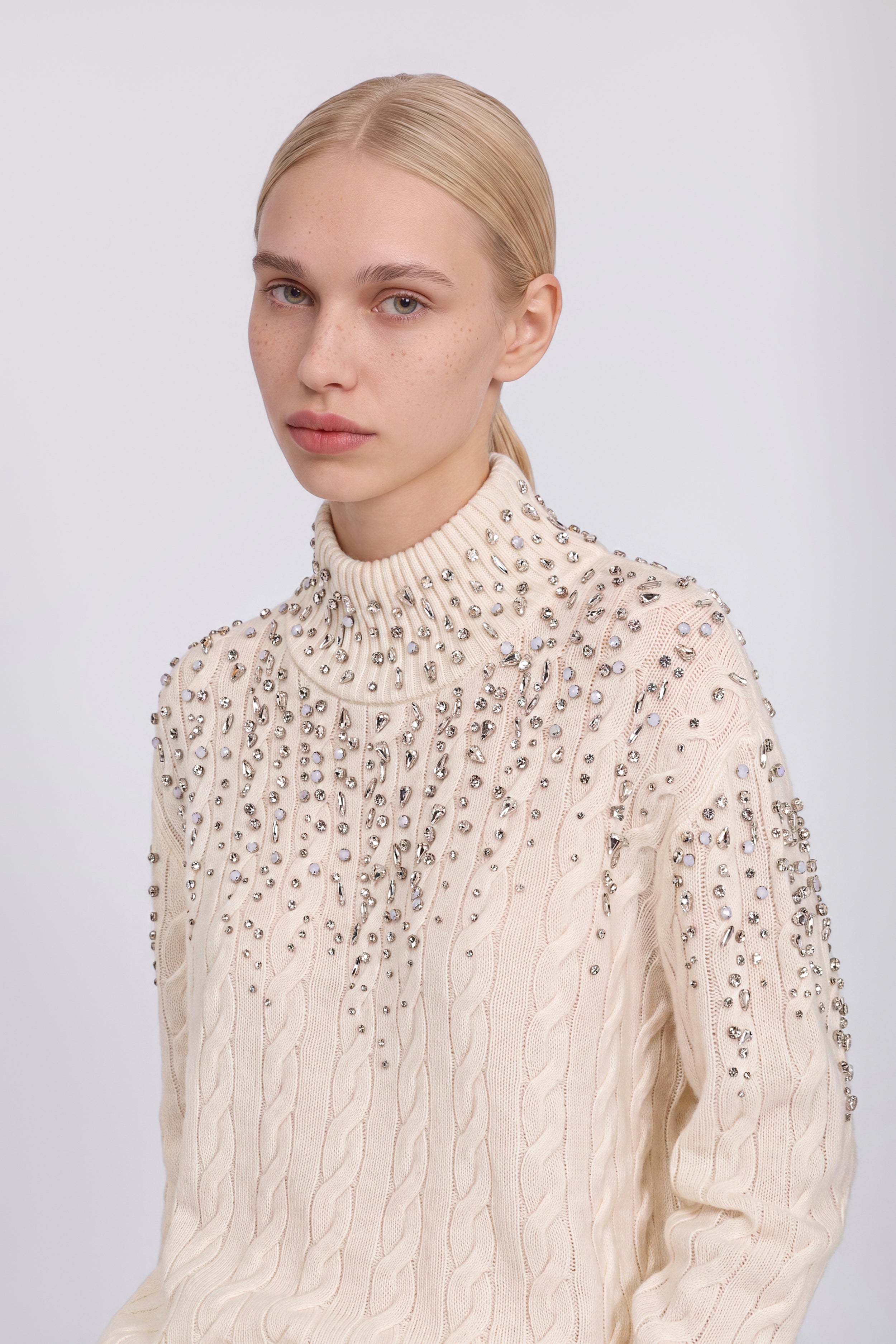 PULL À TRICOT EN CACHEMIRE MÉLANGÉE AVEC COL ROULÉ ET CRISTAUX