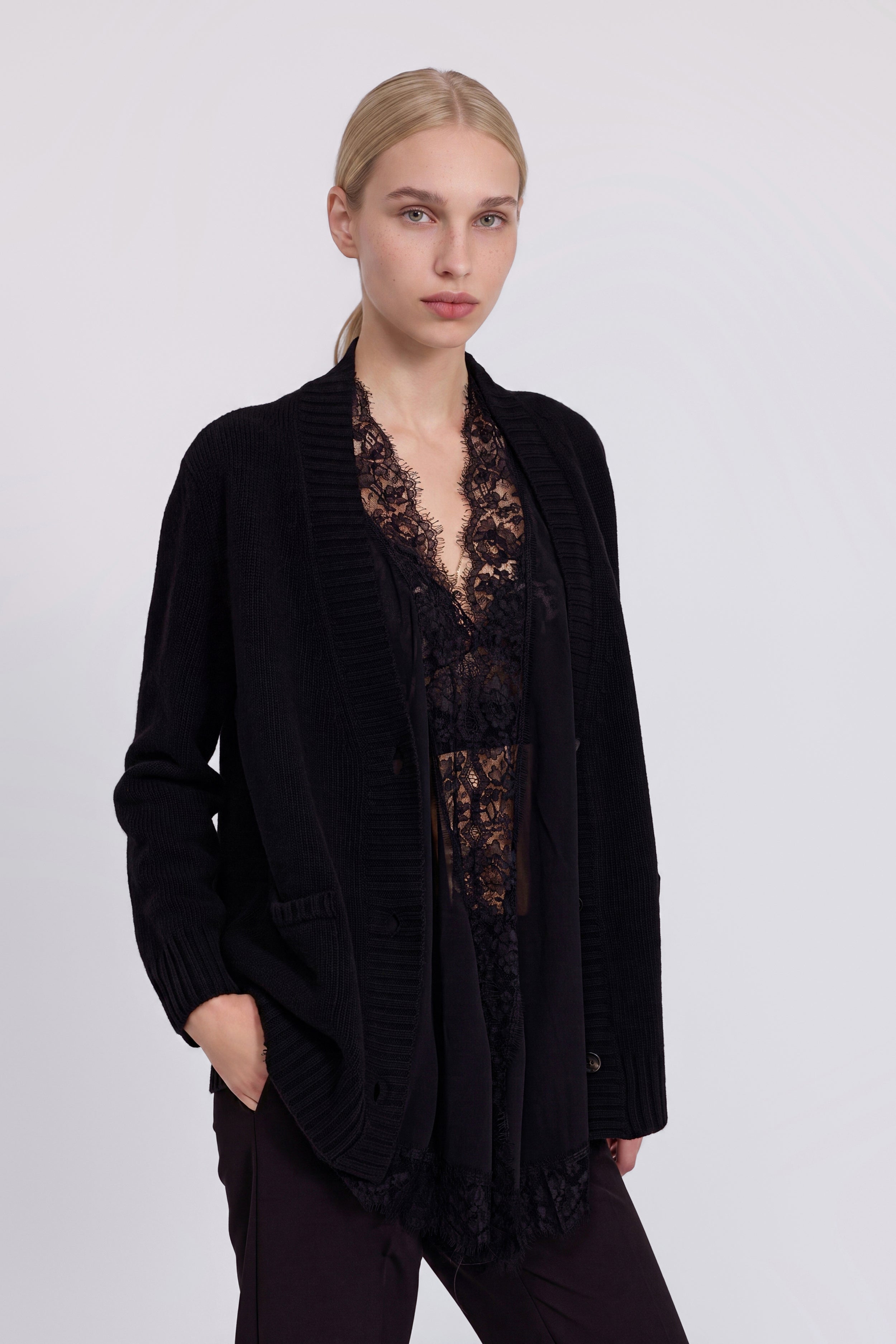 CARDIGAN EN LAINE AVEC FOULARD EN GEORGETTE ET DENTELLE