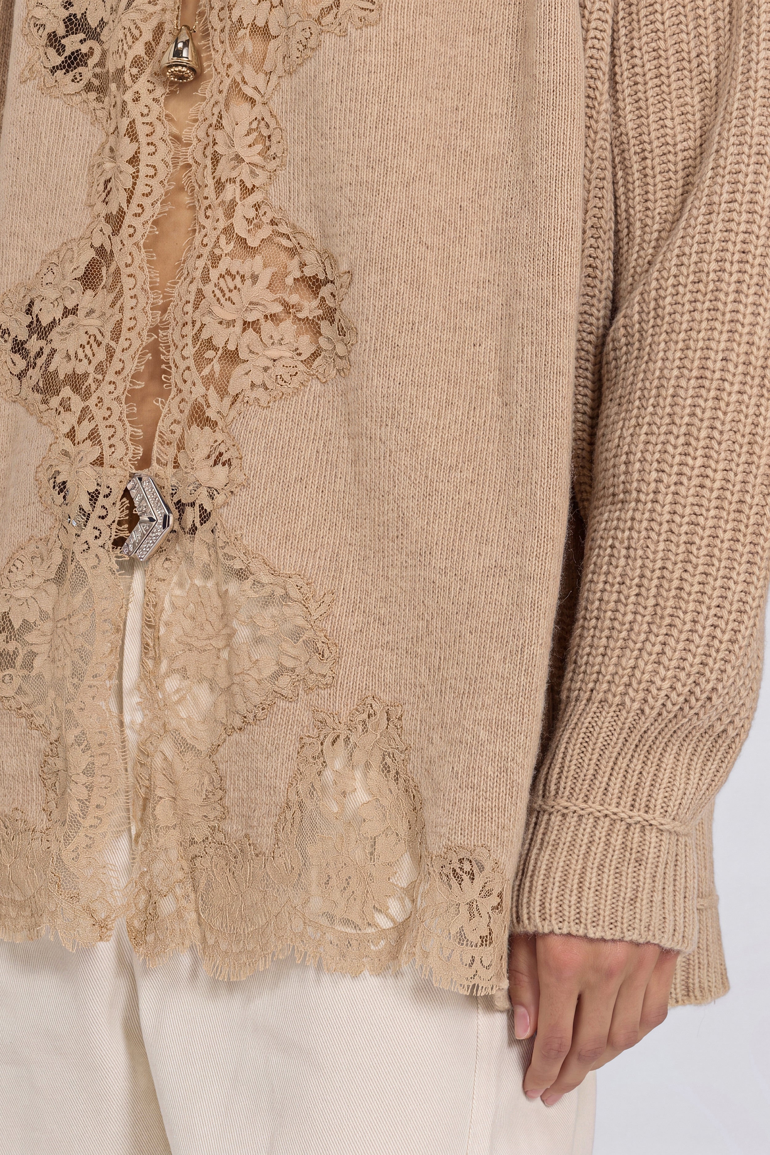 CARDIGAN EN MAILLE AVEC COL CHÂLE ET DĖTAILS EN DENTELLE